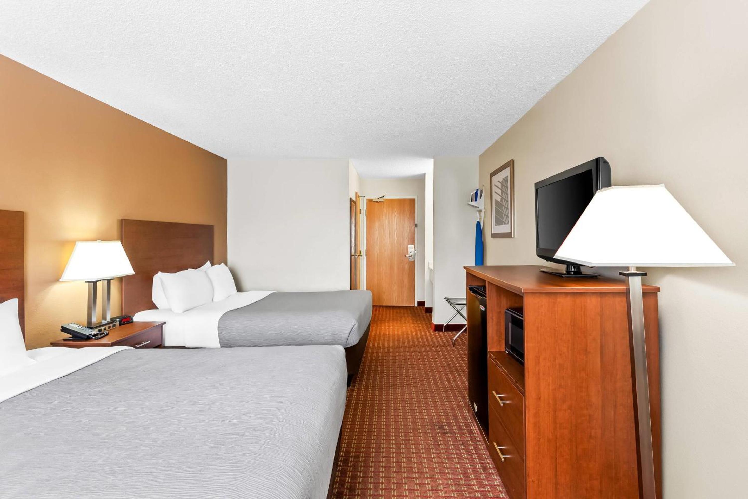 Queen Room with Two Queen Beds - Non-Smoking - Photo 3