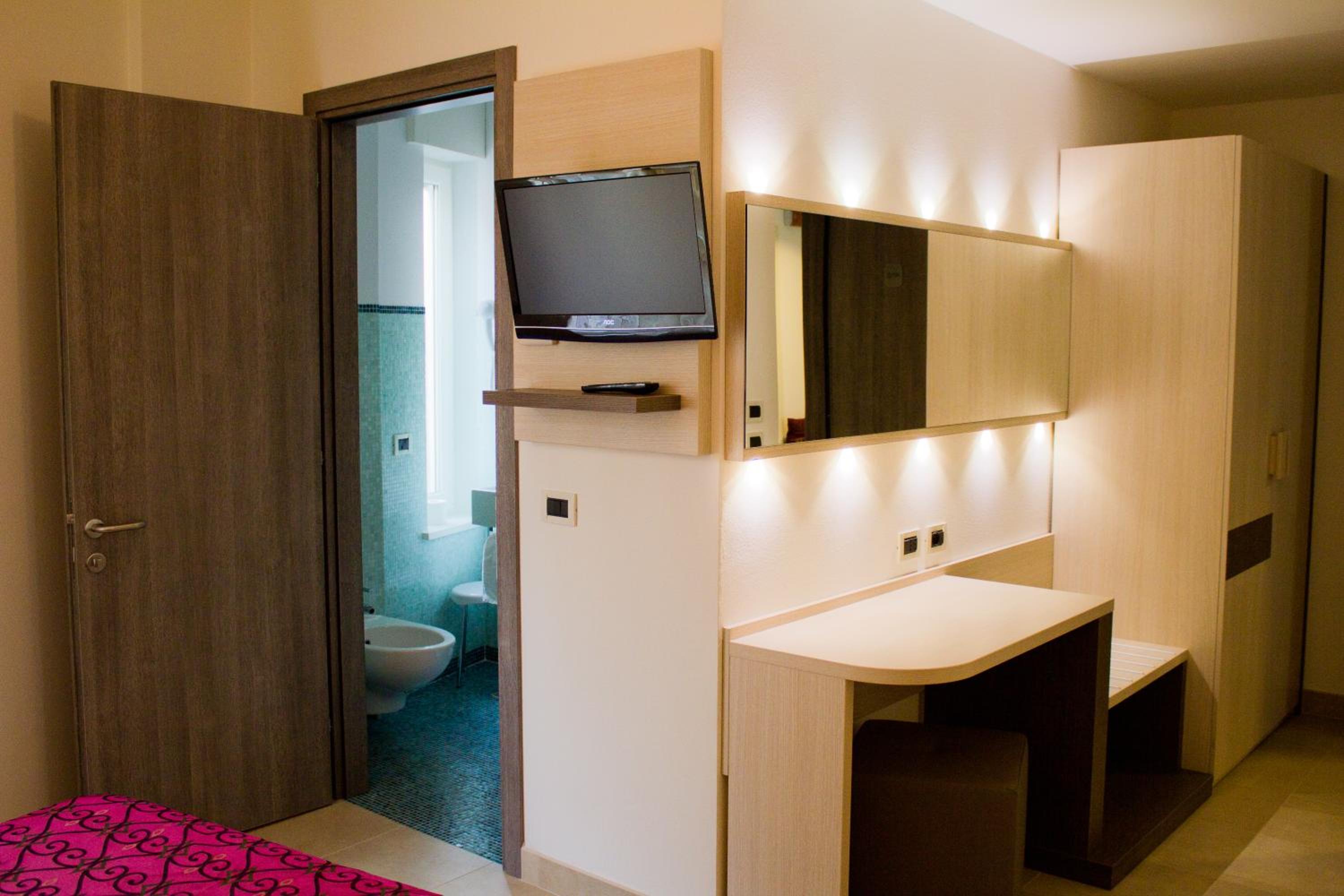 Double or Twin Room - Photo 10