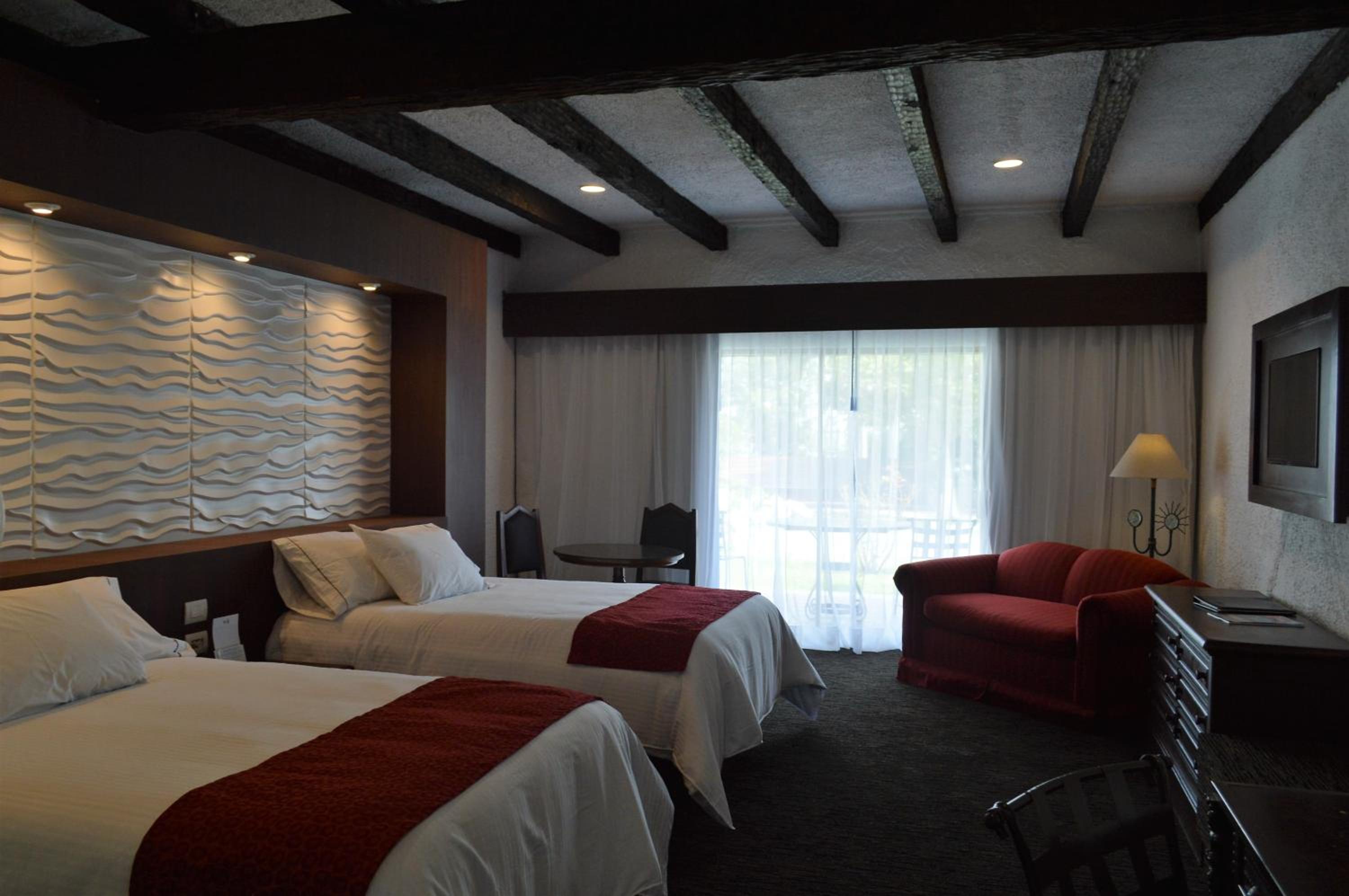 Premium Queen Room with Two Queen Beds - Non-Smoking - Photo 9