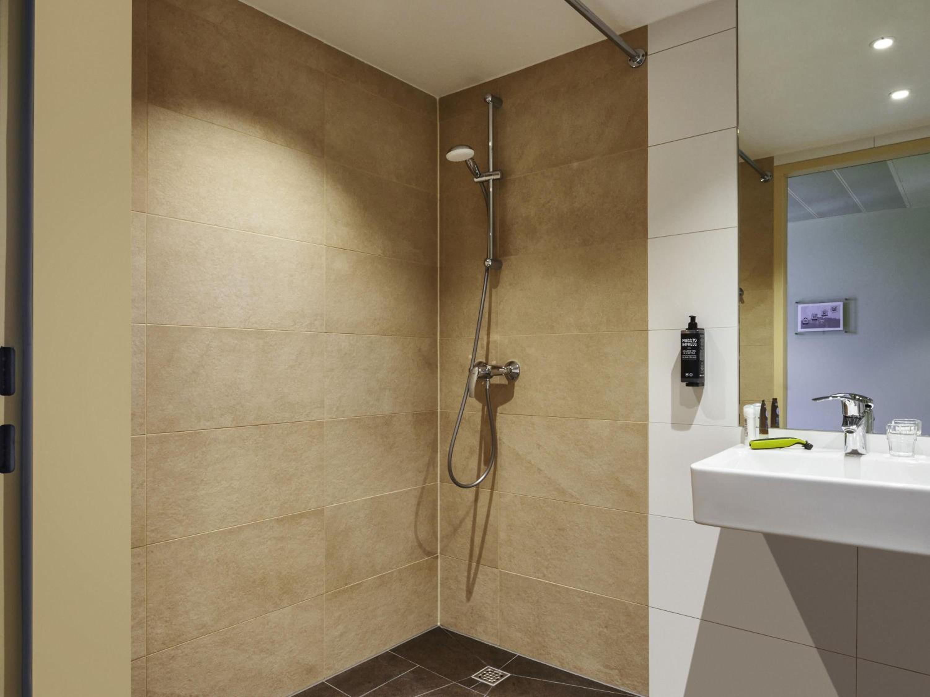 Standard Double Room - Disability Access - Photo 2