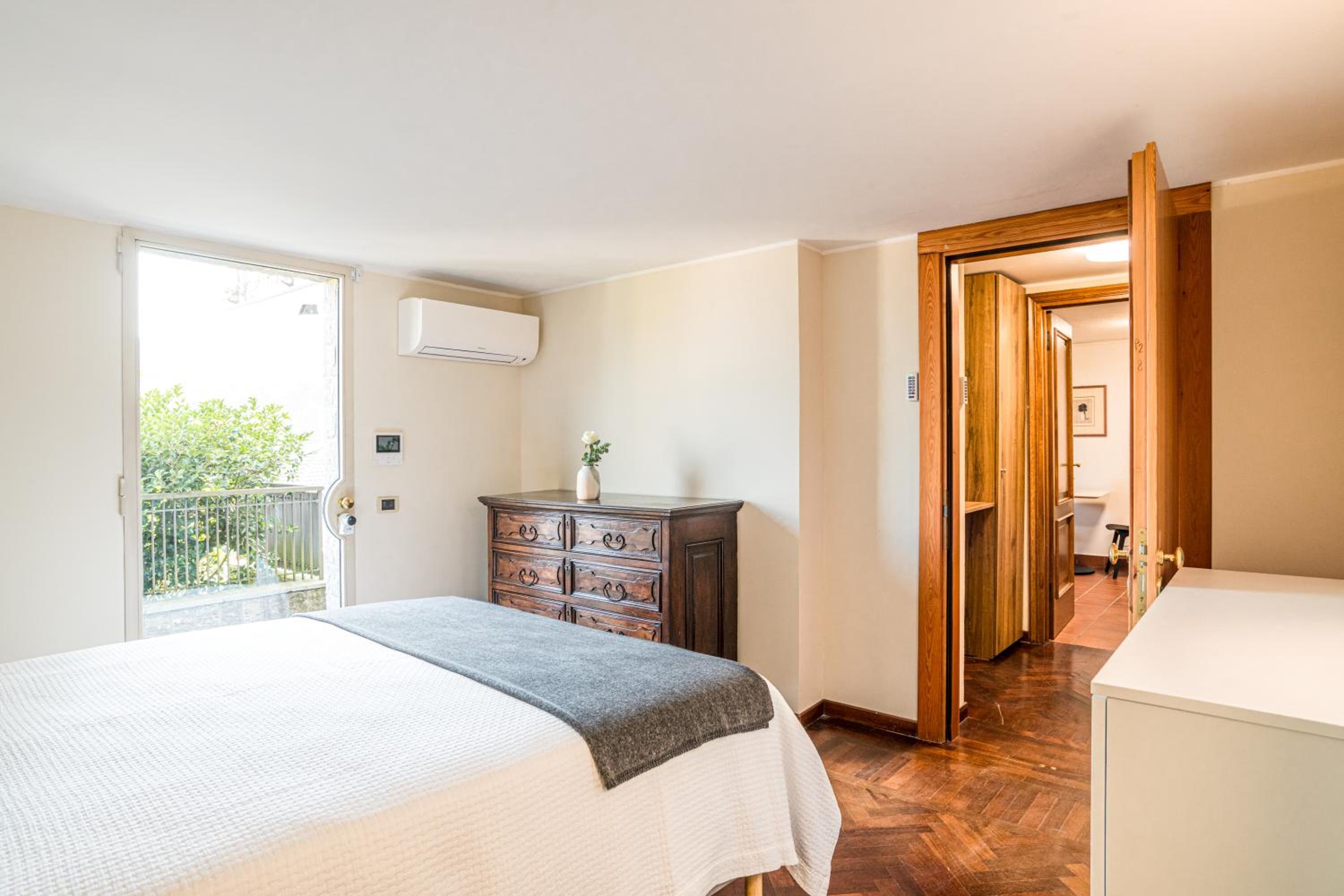 Deluxe Apartment with Mountain View