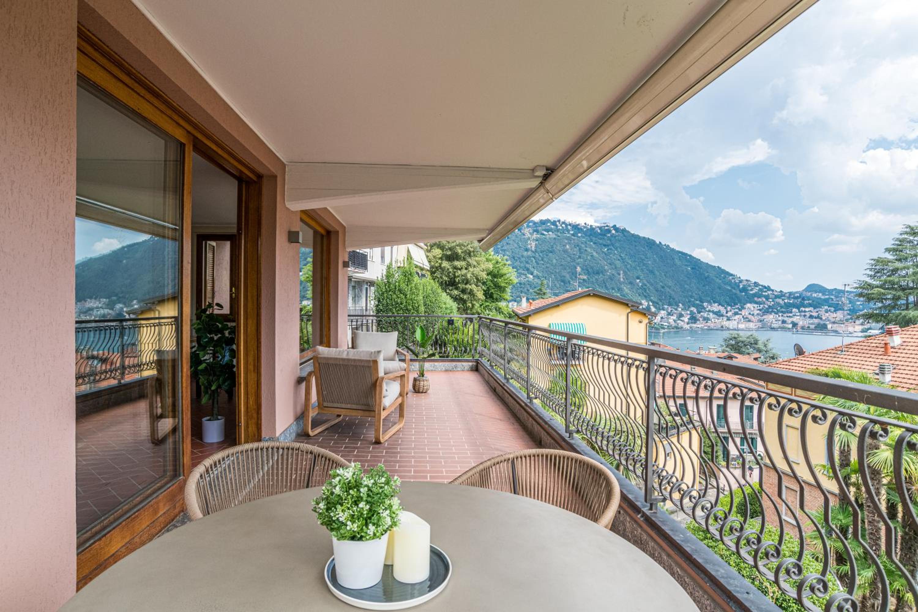 Deluxe Apartment with Lake View