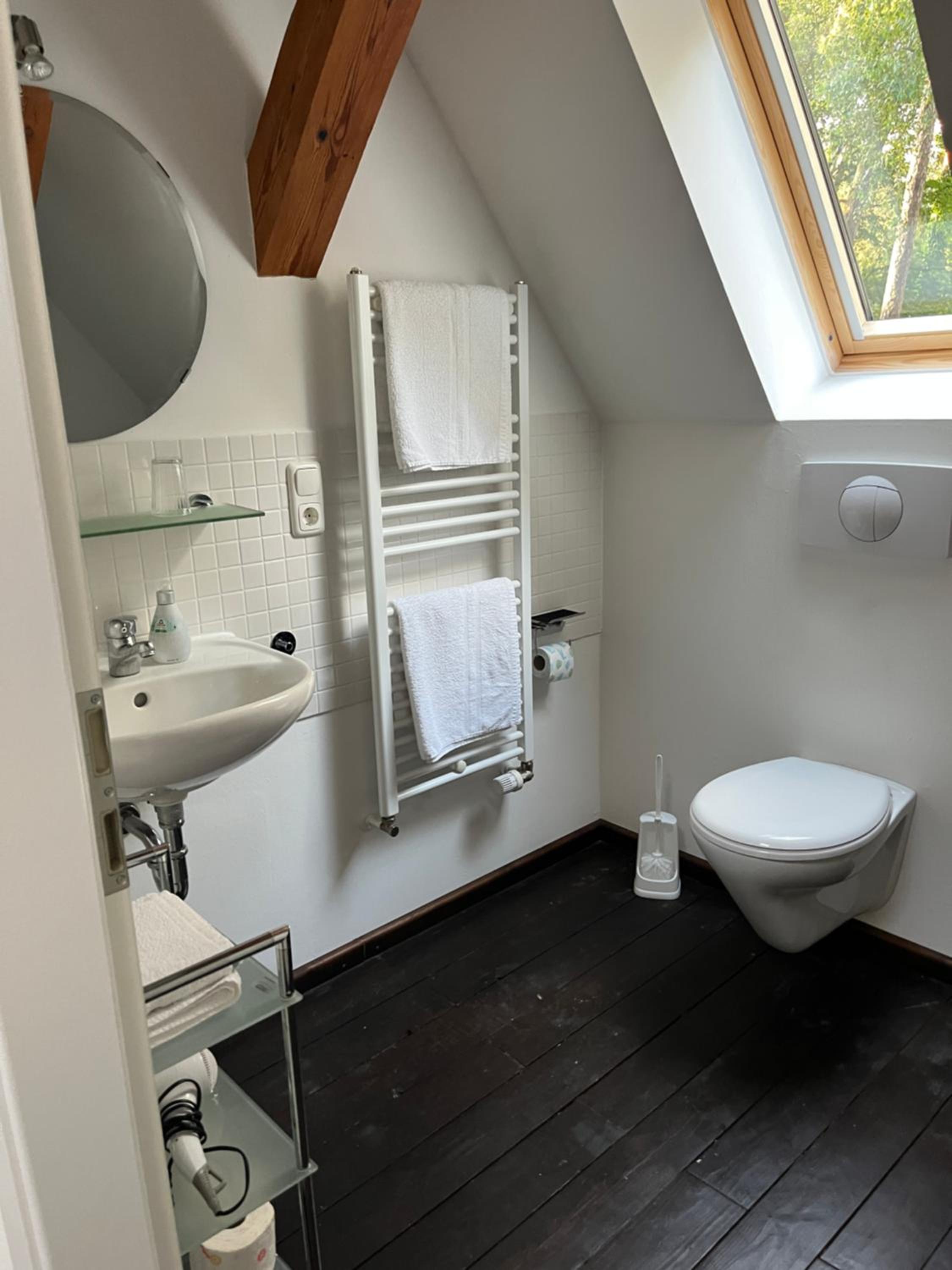 Studio with Lake View attic photo 3
