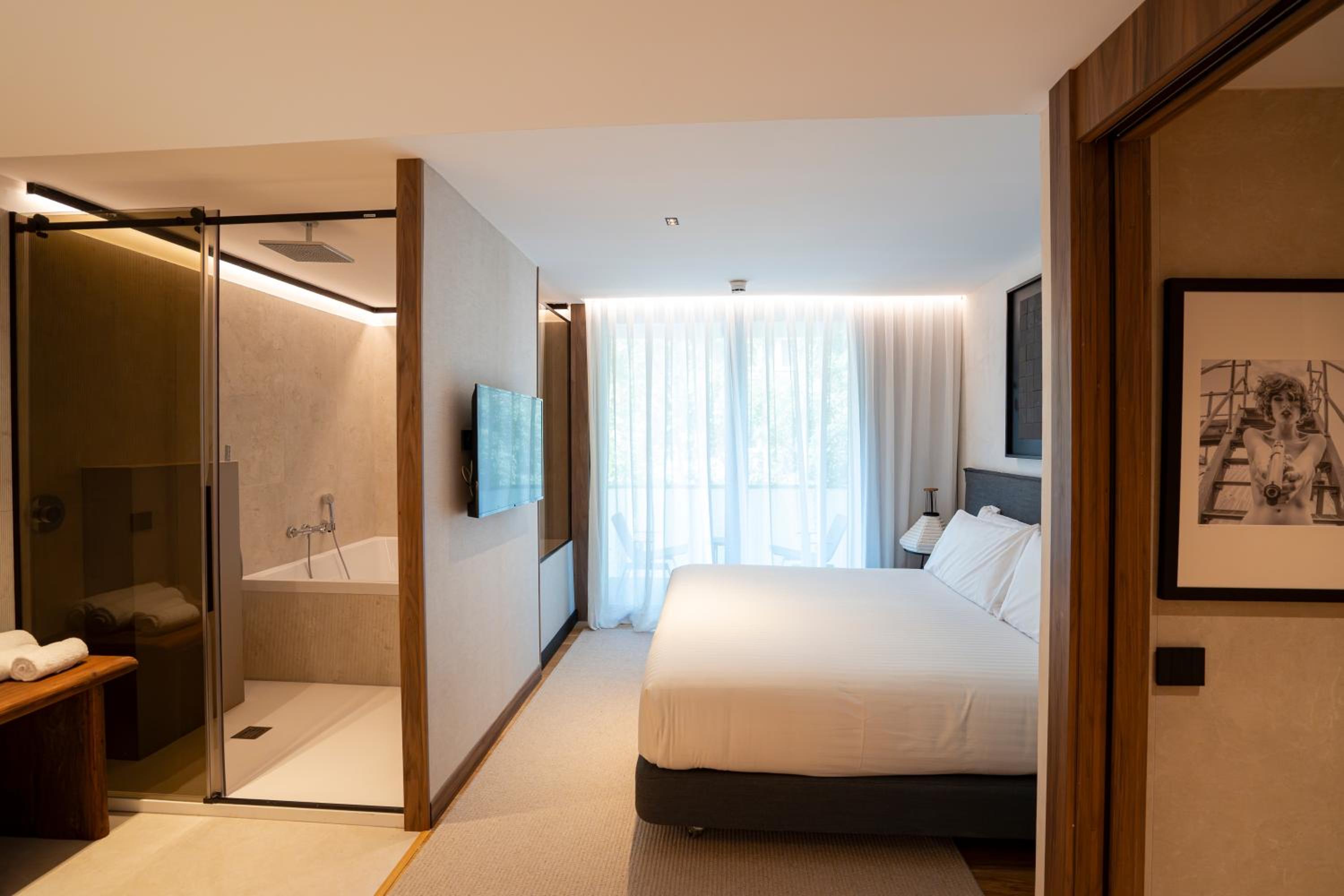 Suite with Hot Tub photo 2