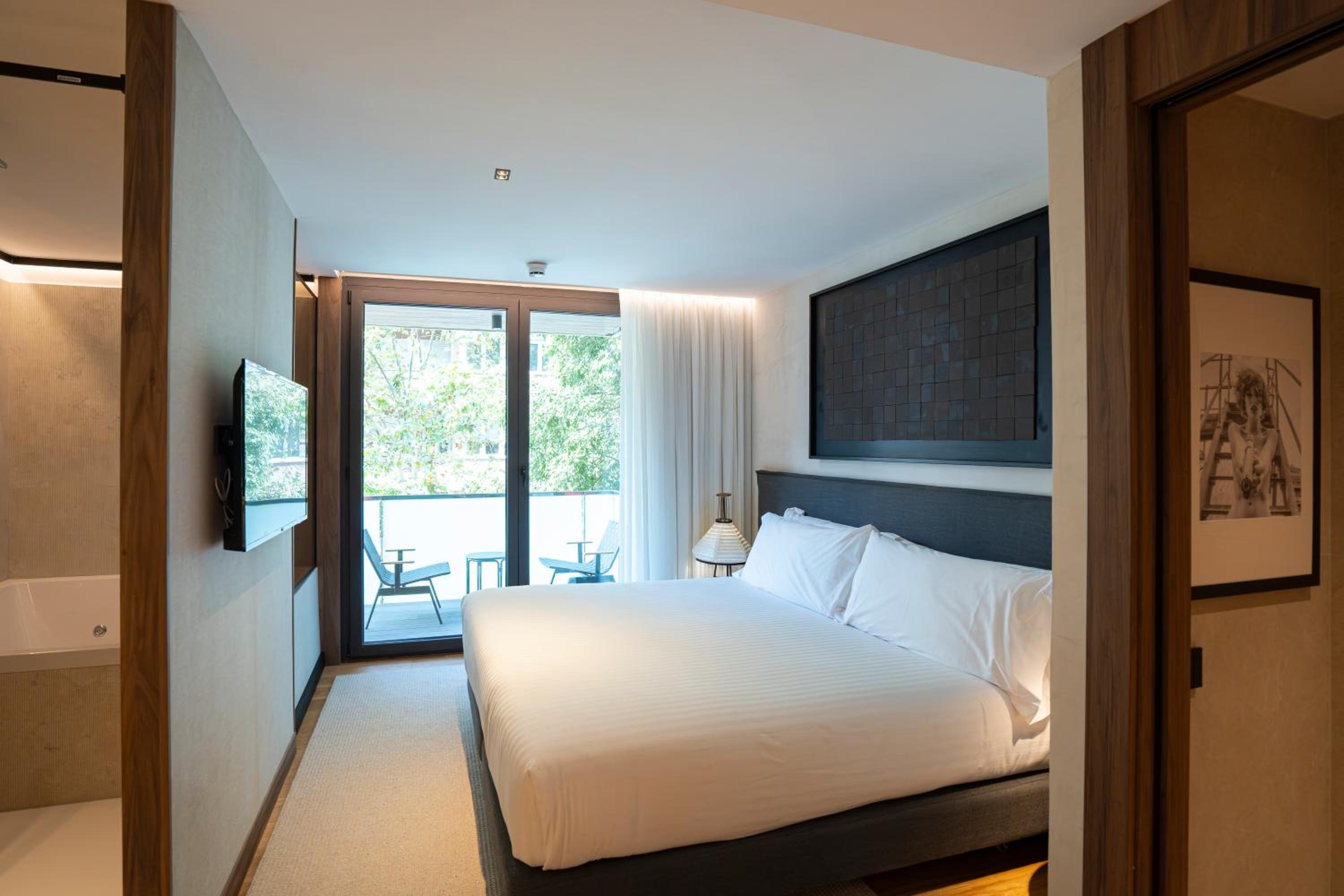 Suite with Hot Tub
