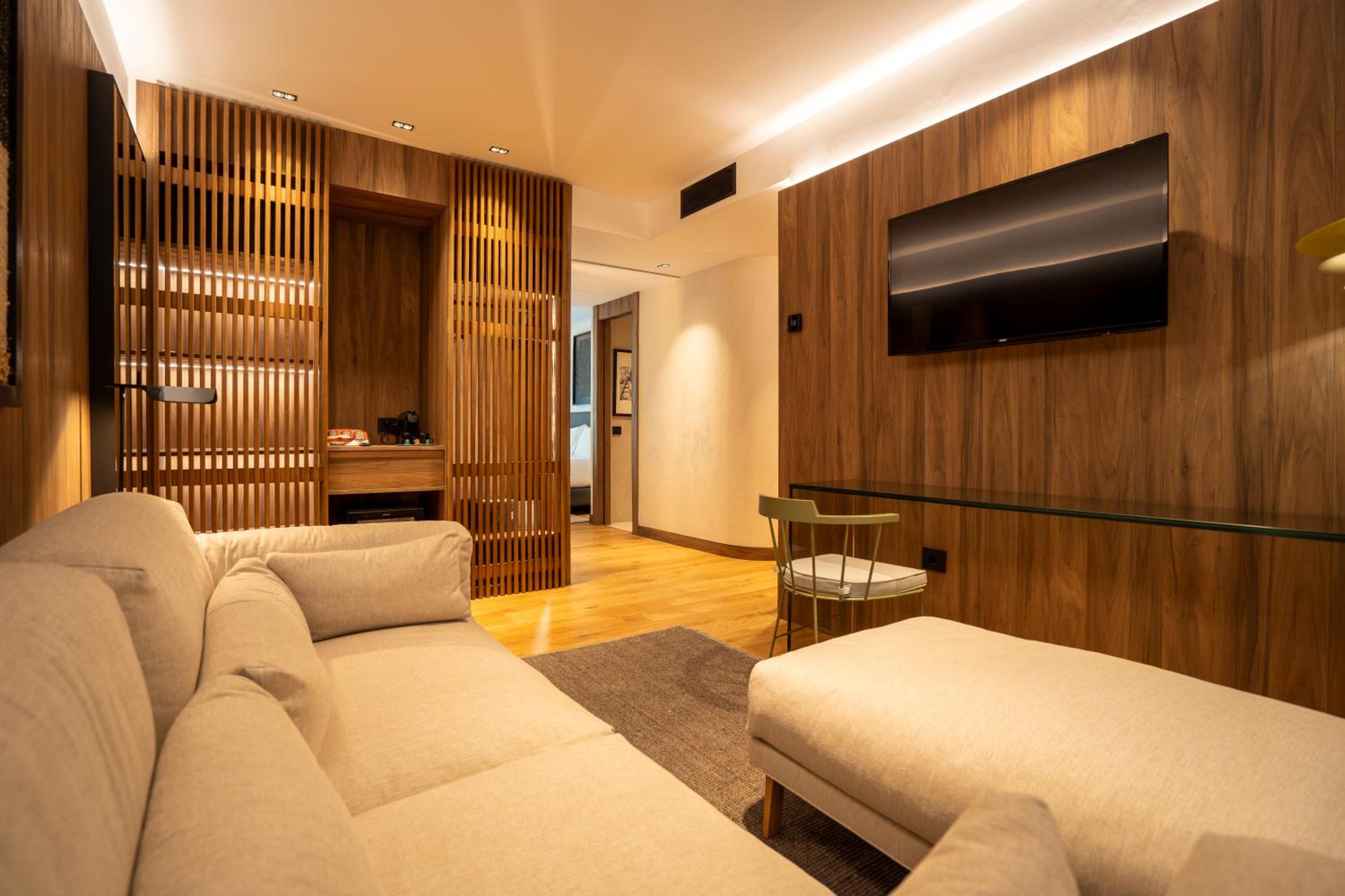 Suite with Hot Tub photo 2