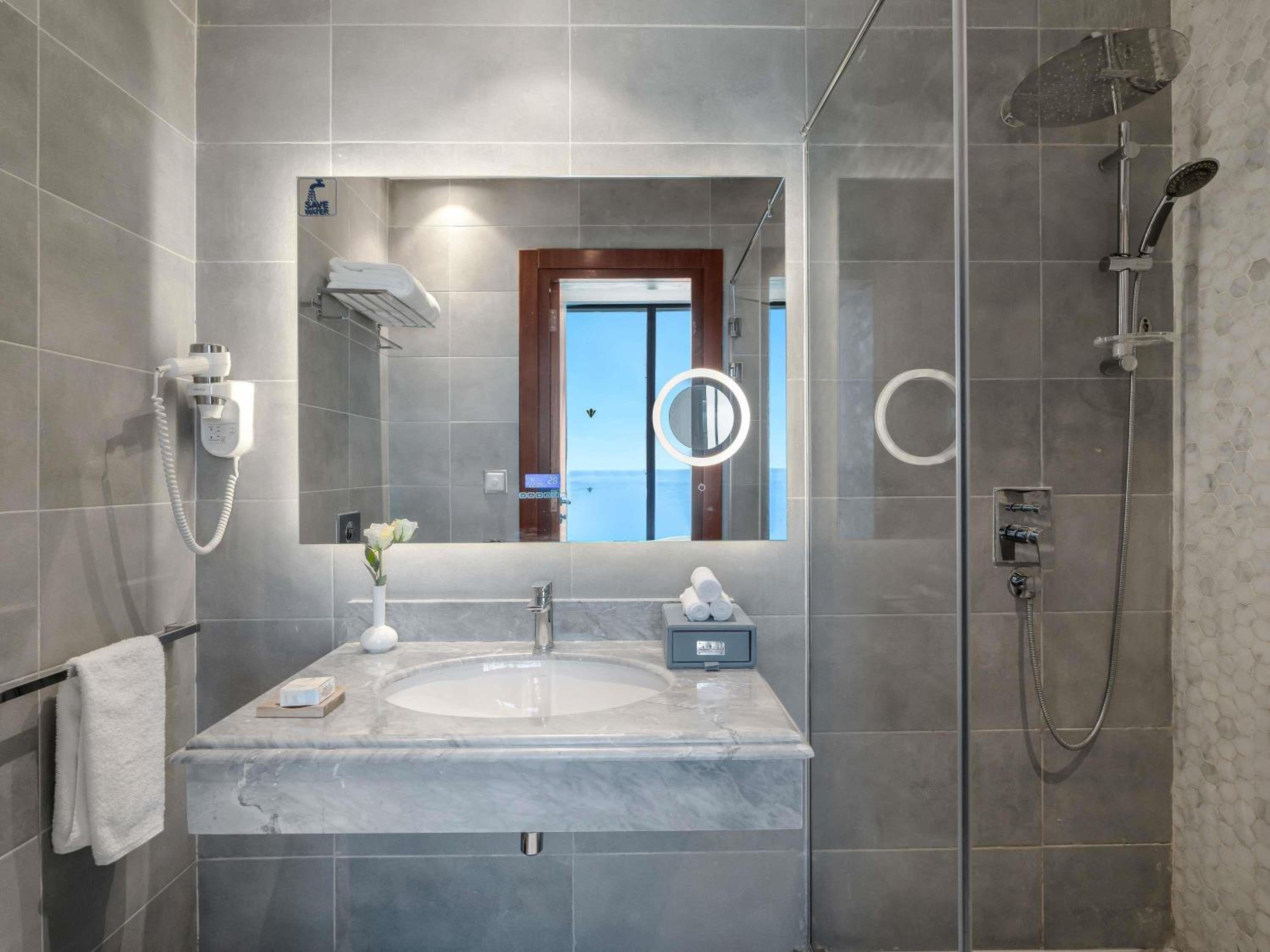One-Bedroom Suite - Photo 3