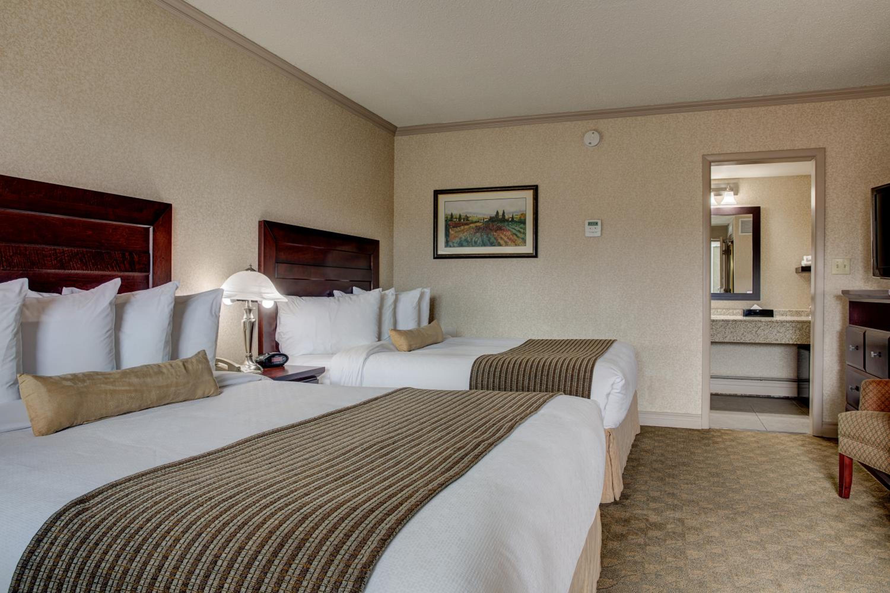 Standard Queen Room with Two Queen Beds photo 3