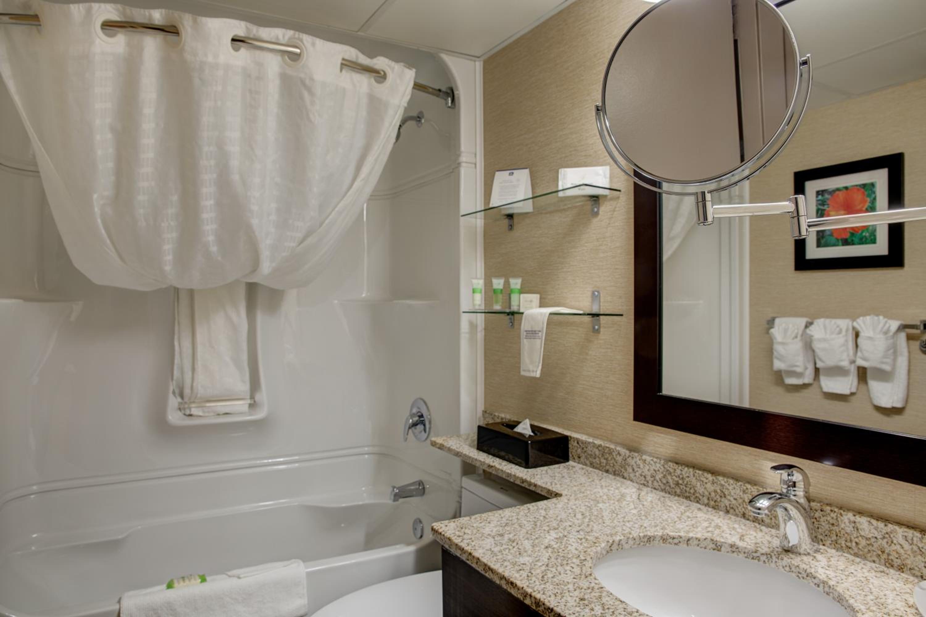 Deluxe Queen Room with Two Queen Beds photo 3