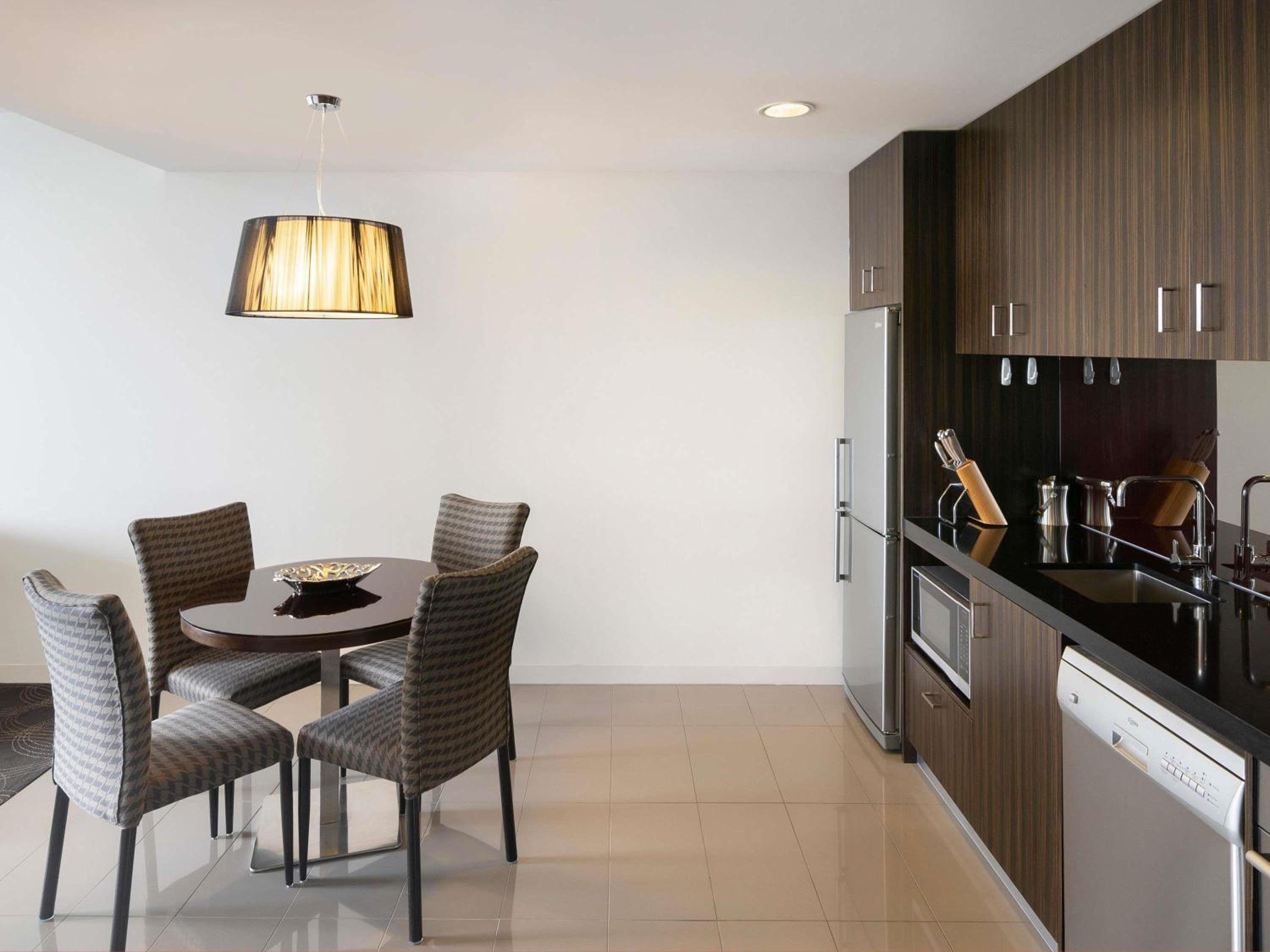Deluxe One-Bedroom King Apartment with Spa Bath  - Photo 4