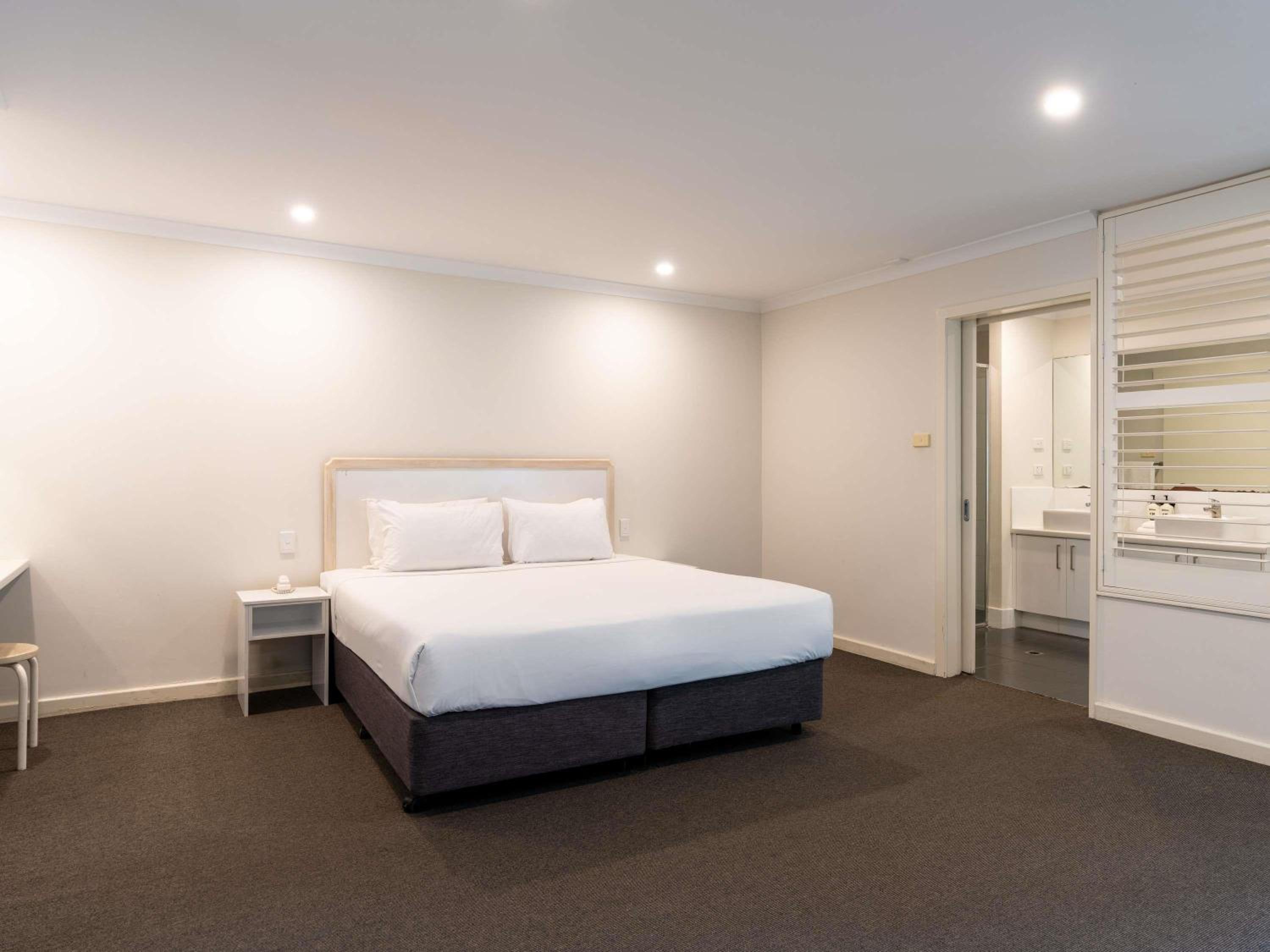 Executive Villa with One King Bed - Photo 3
