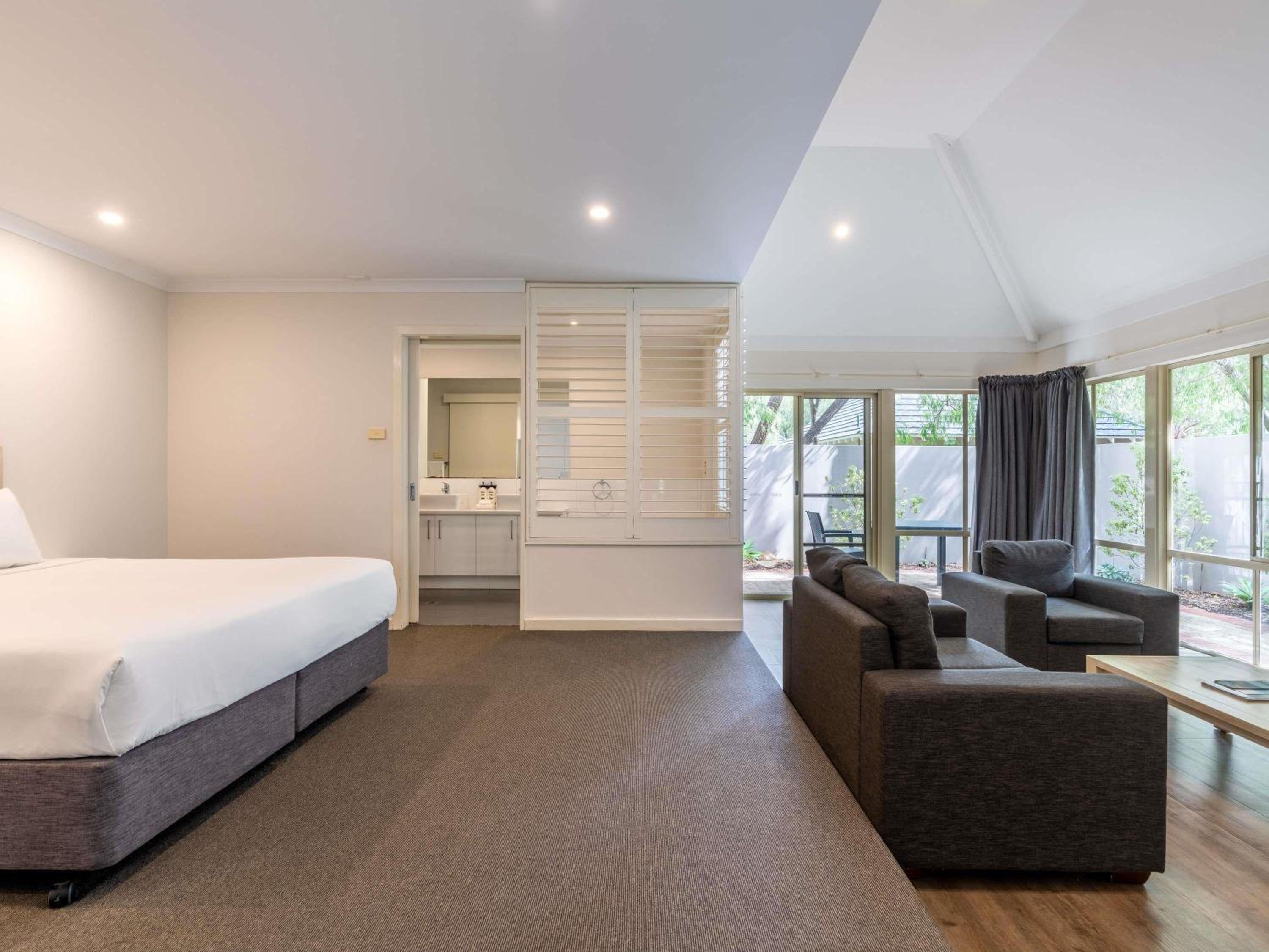 Executive Villa with One King Bed - Photo 2