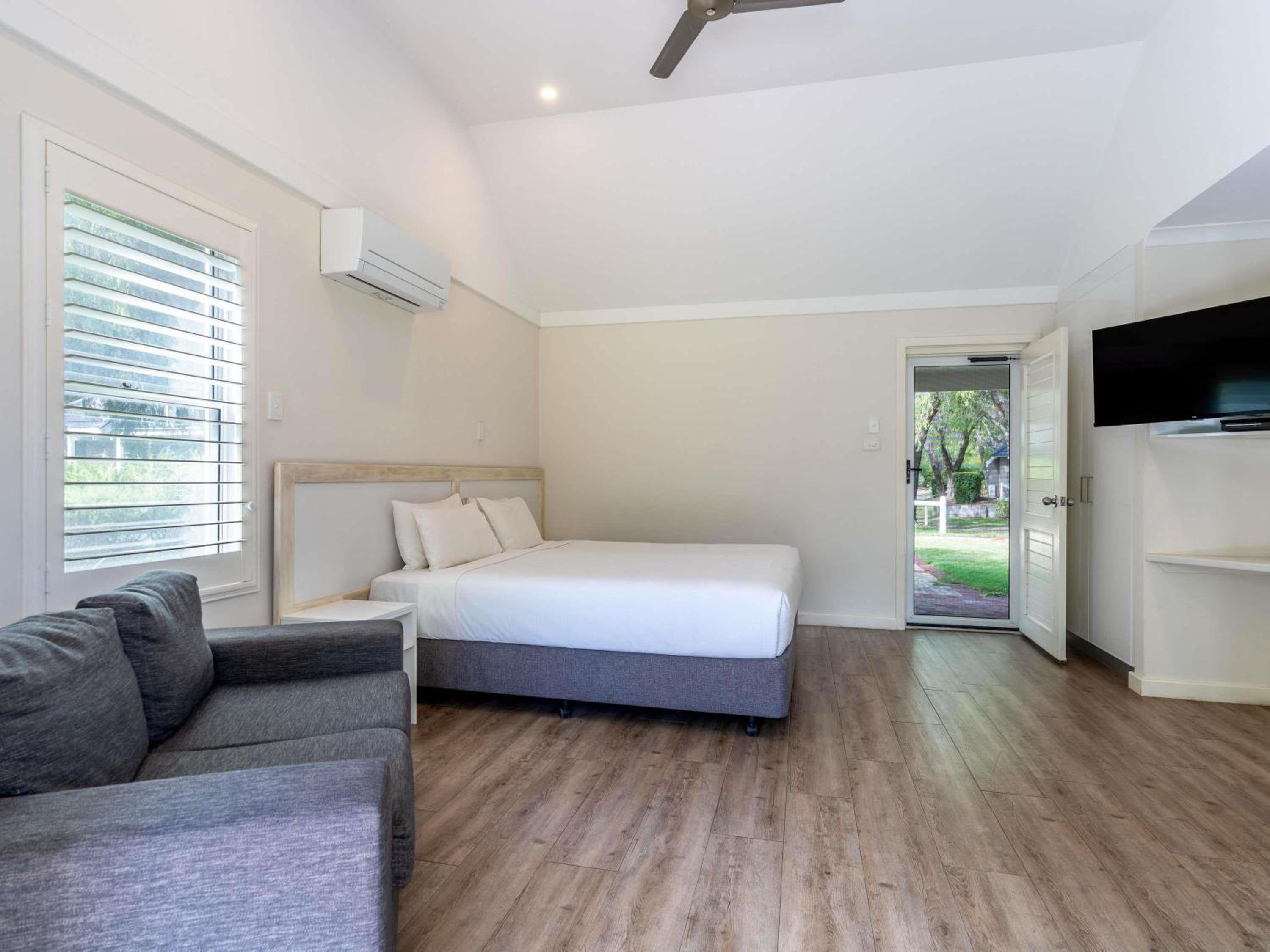 Superior Villa with One King Bed - Photo 3