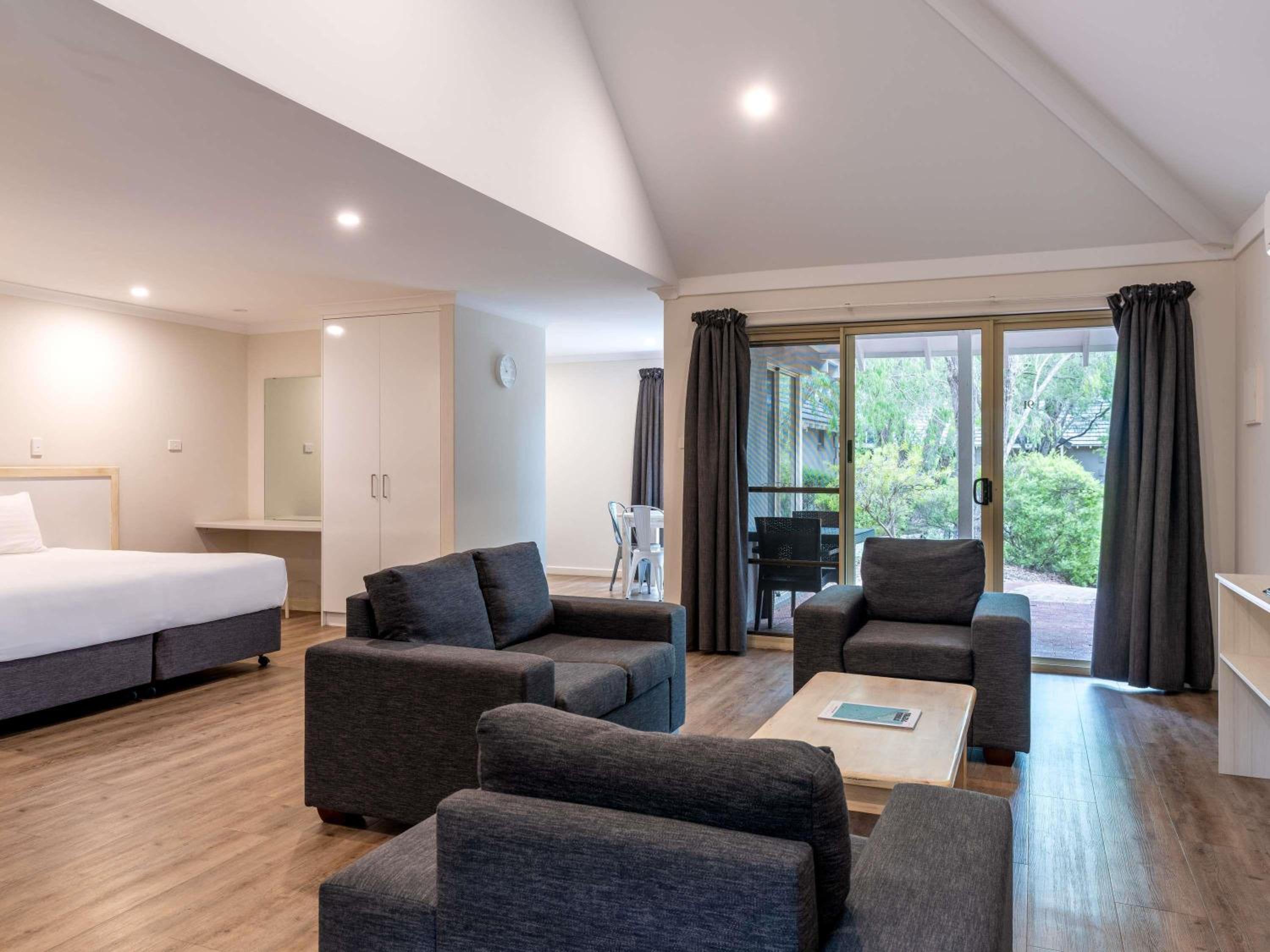 Executive Villa with One King Bed - Photo 5