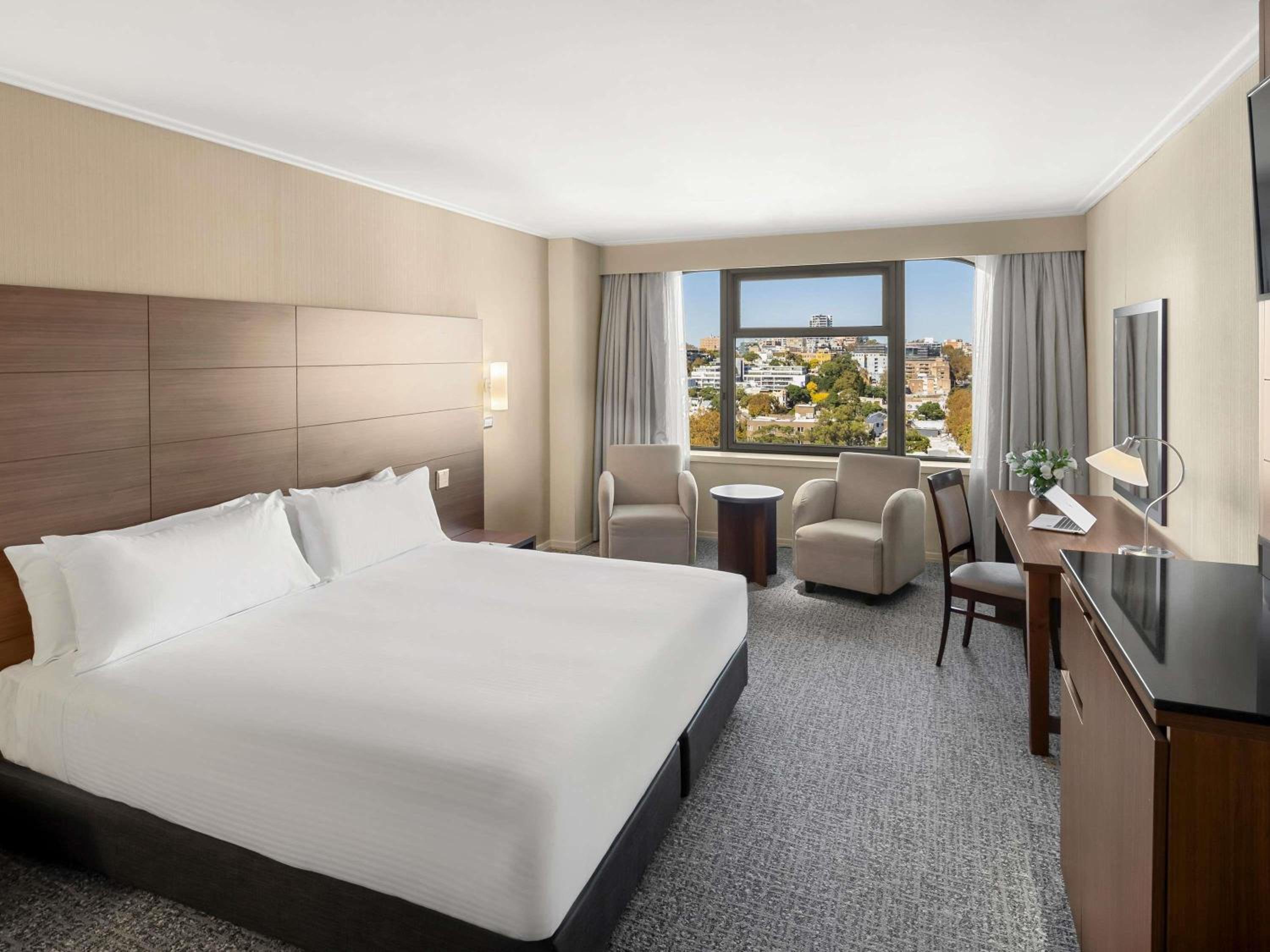 Deluxe King Room with City Side