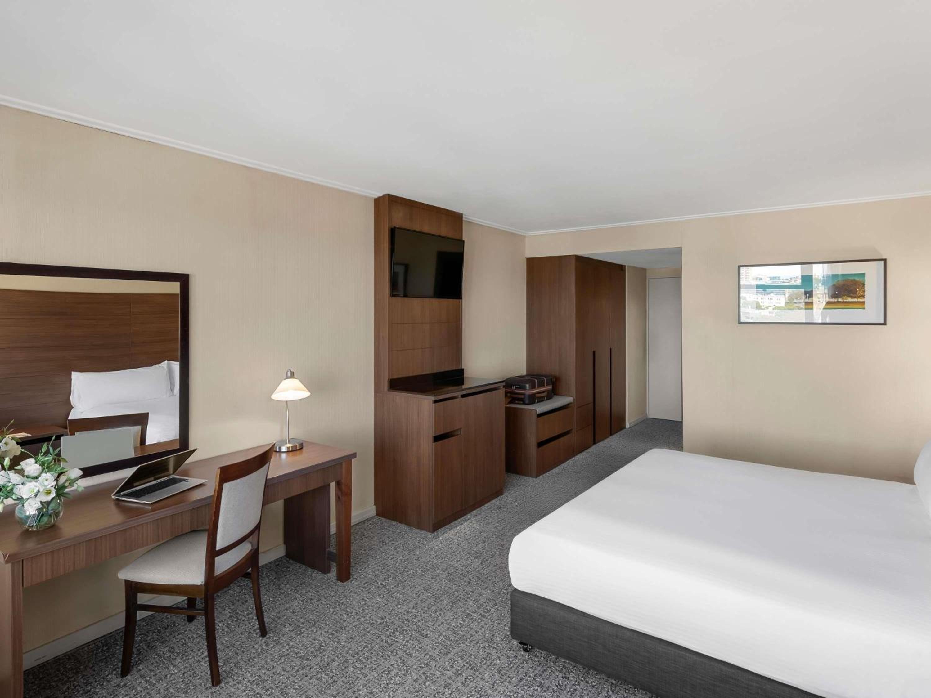 Deluxe King Room with City Side
