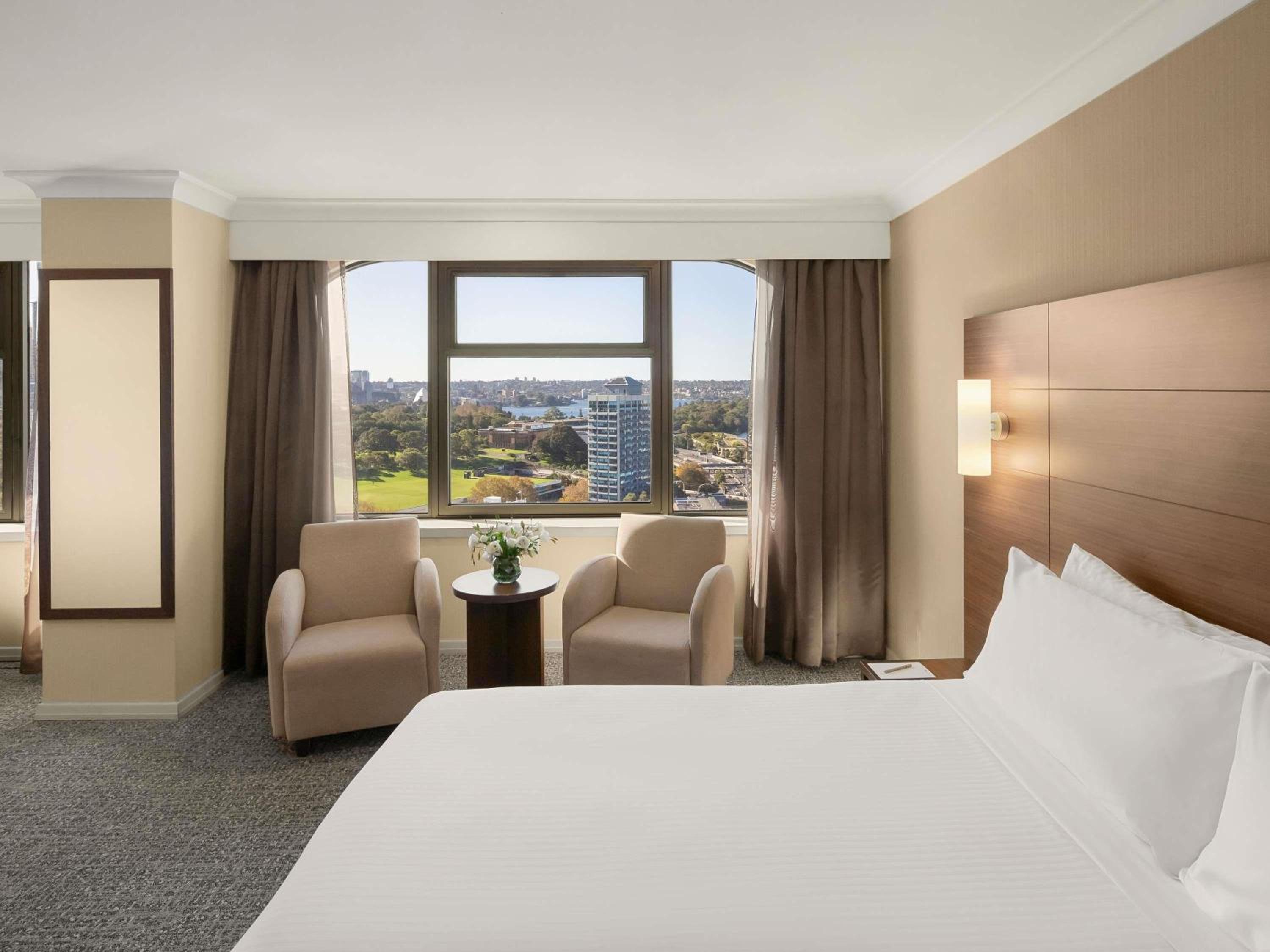 Deluxe King Room with Harbor View thumbnail 6