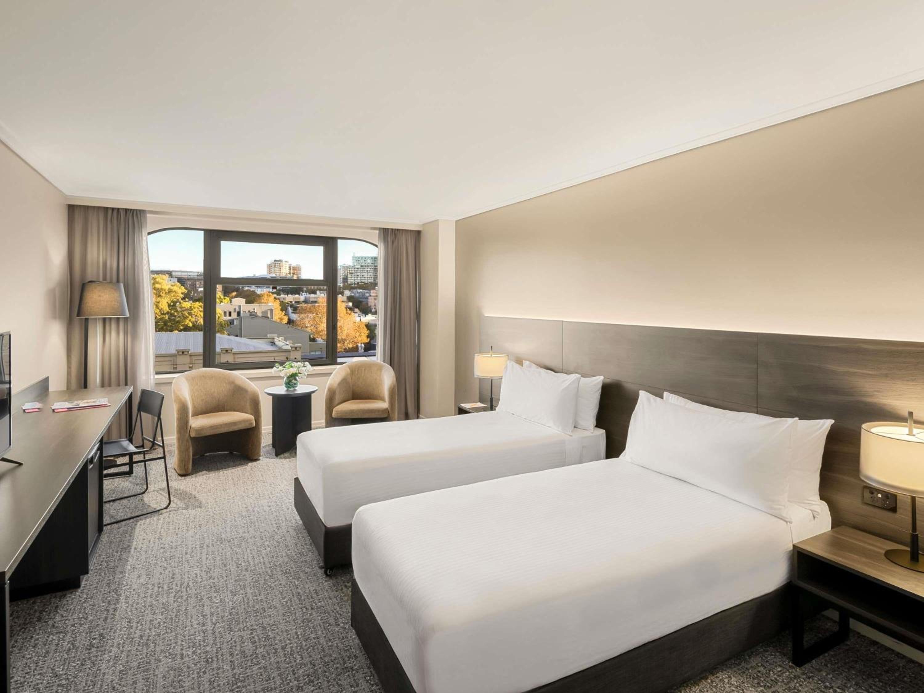 Standard King Room thumbnail 5