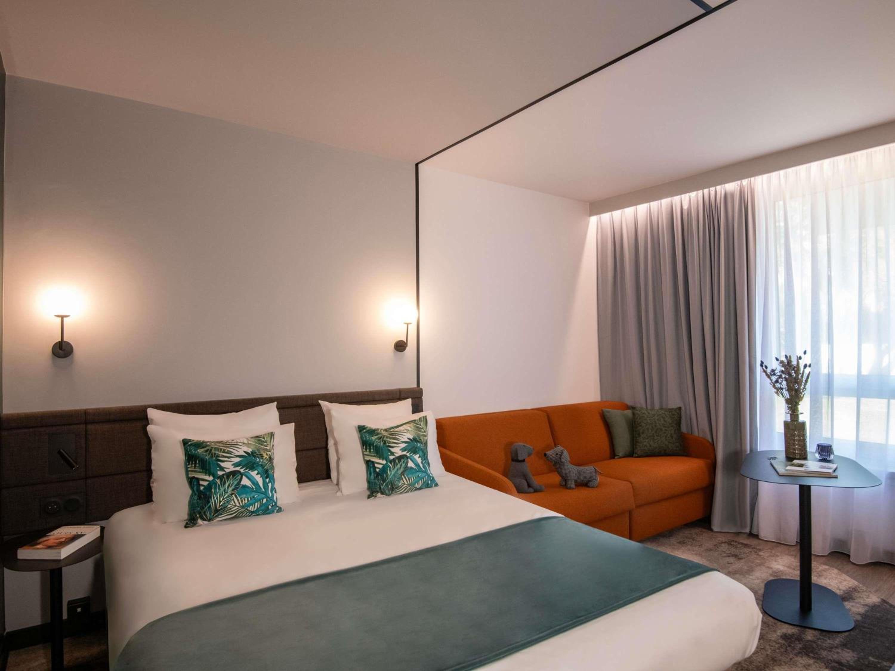 Superior room with 1 Queensize bed and 1 twin sofa bed - Garden Side
