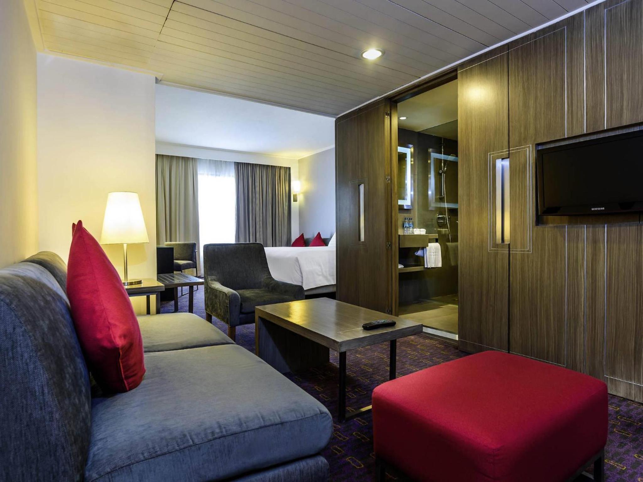 Classic Superior Queen Room with Sofa