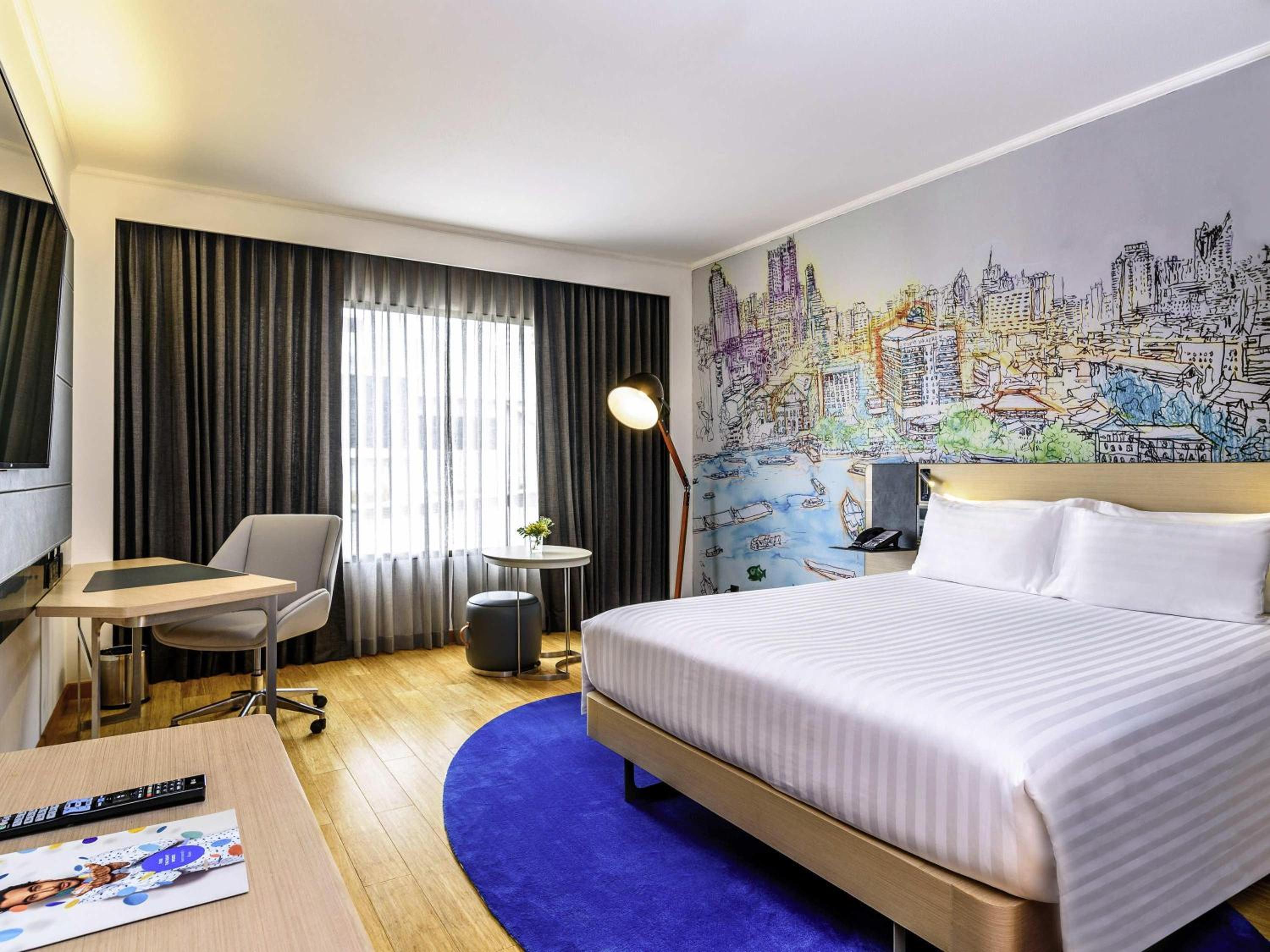 Deluxe Corner Room with King Bed