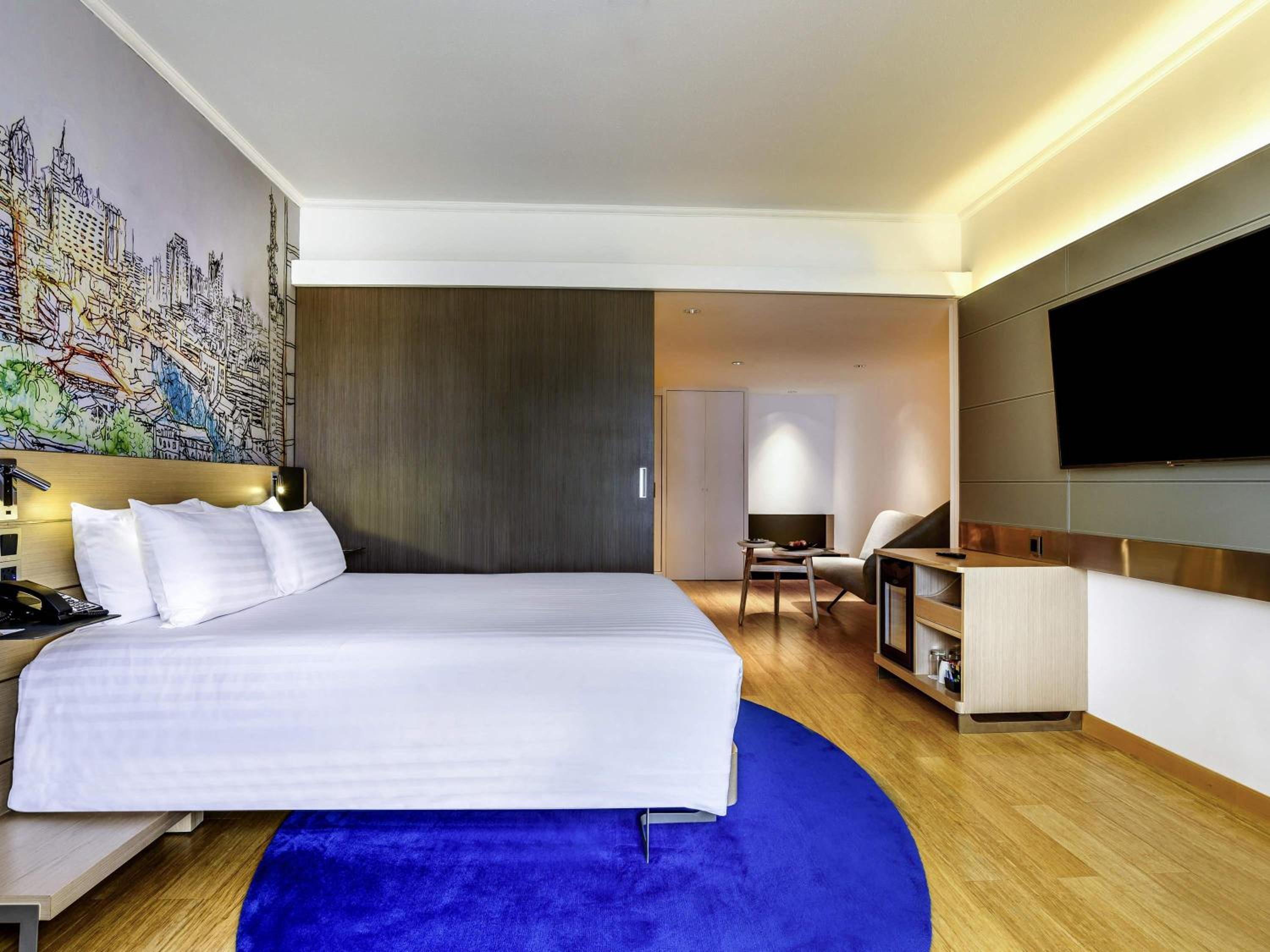 Deluxe Corner Room with King Bed thumbnail 6