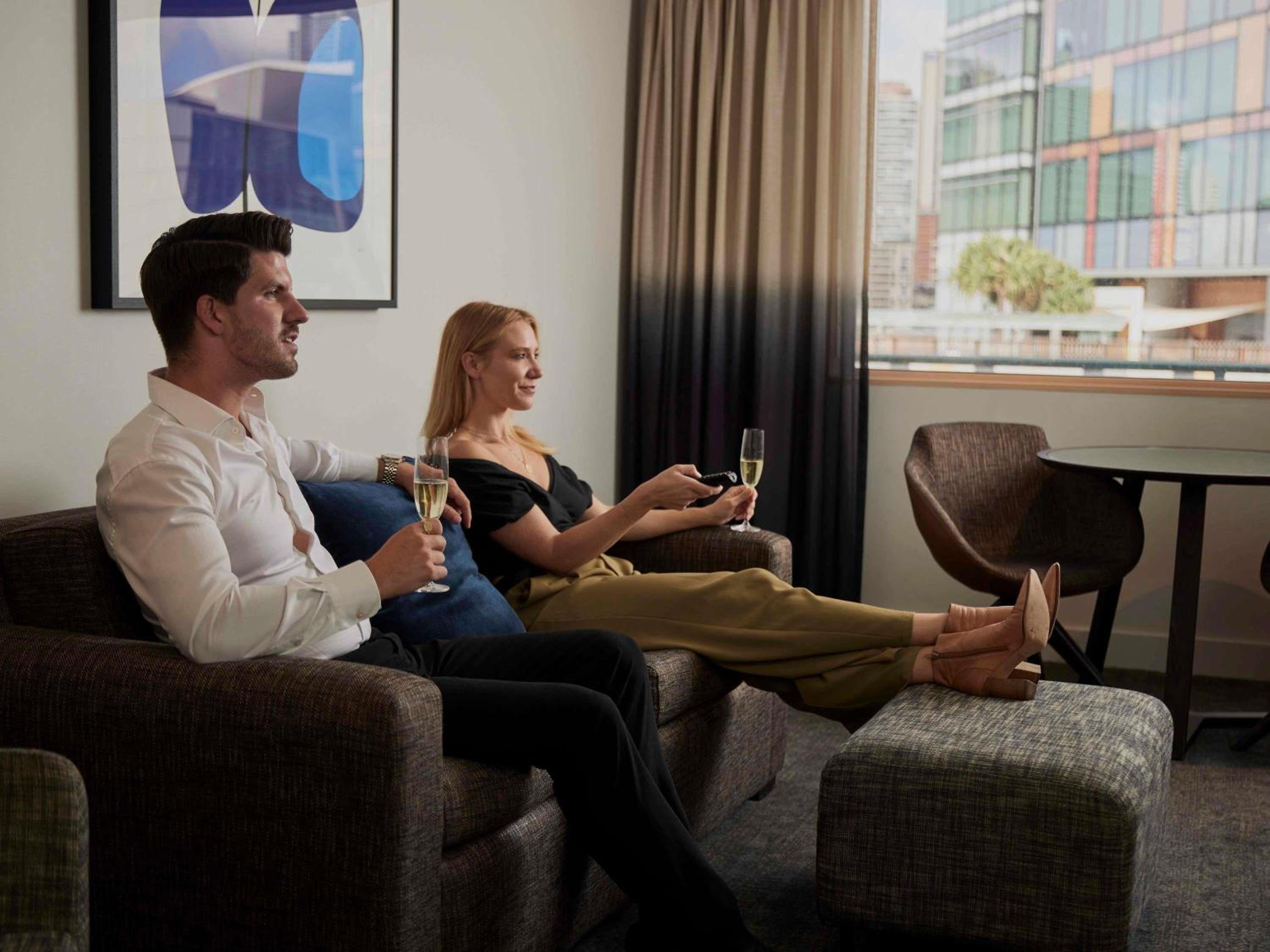 Executive Queen Suite - Harbor Facing thumbnail 5
