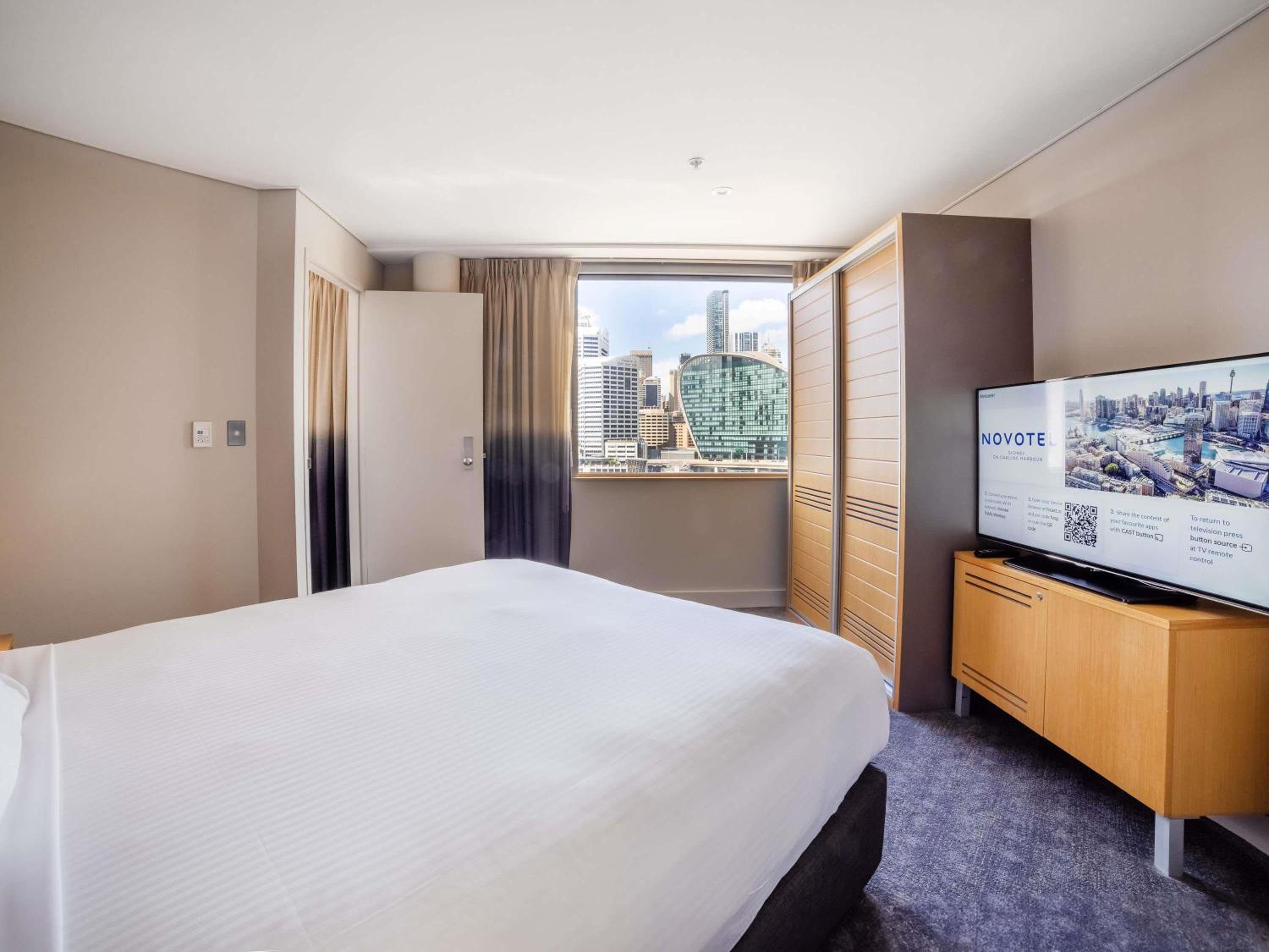Executive Queen Suite - Harbor Facing thumbnail 6