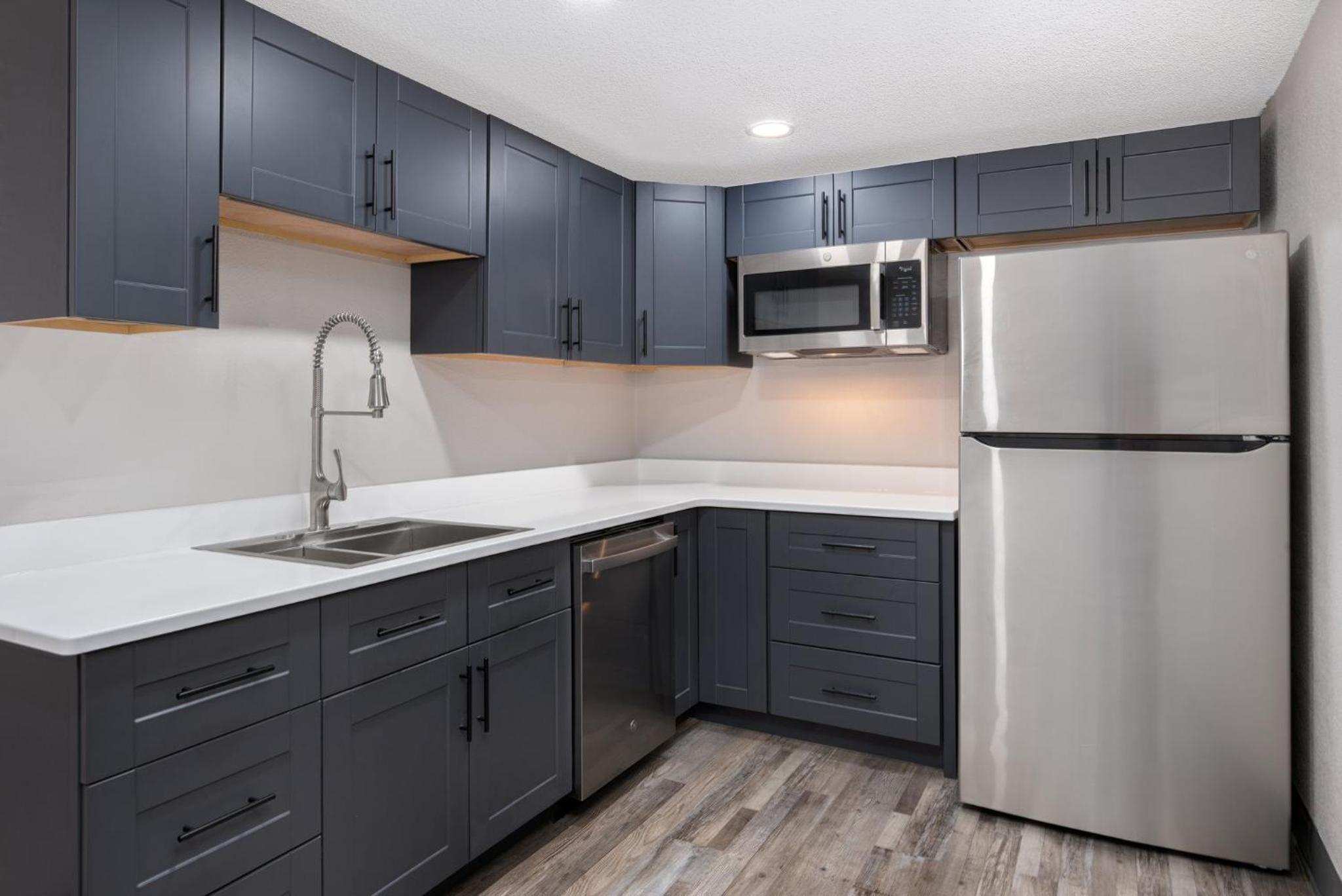 One-Bedroom King Suite with Kitchenette - Photo 8