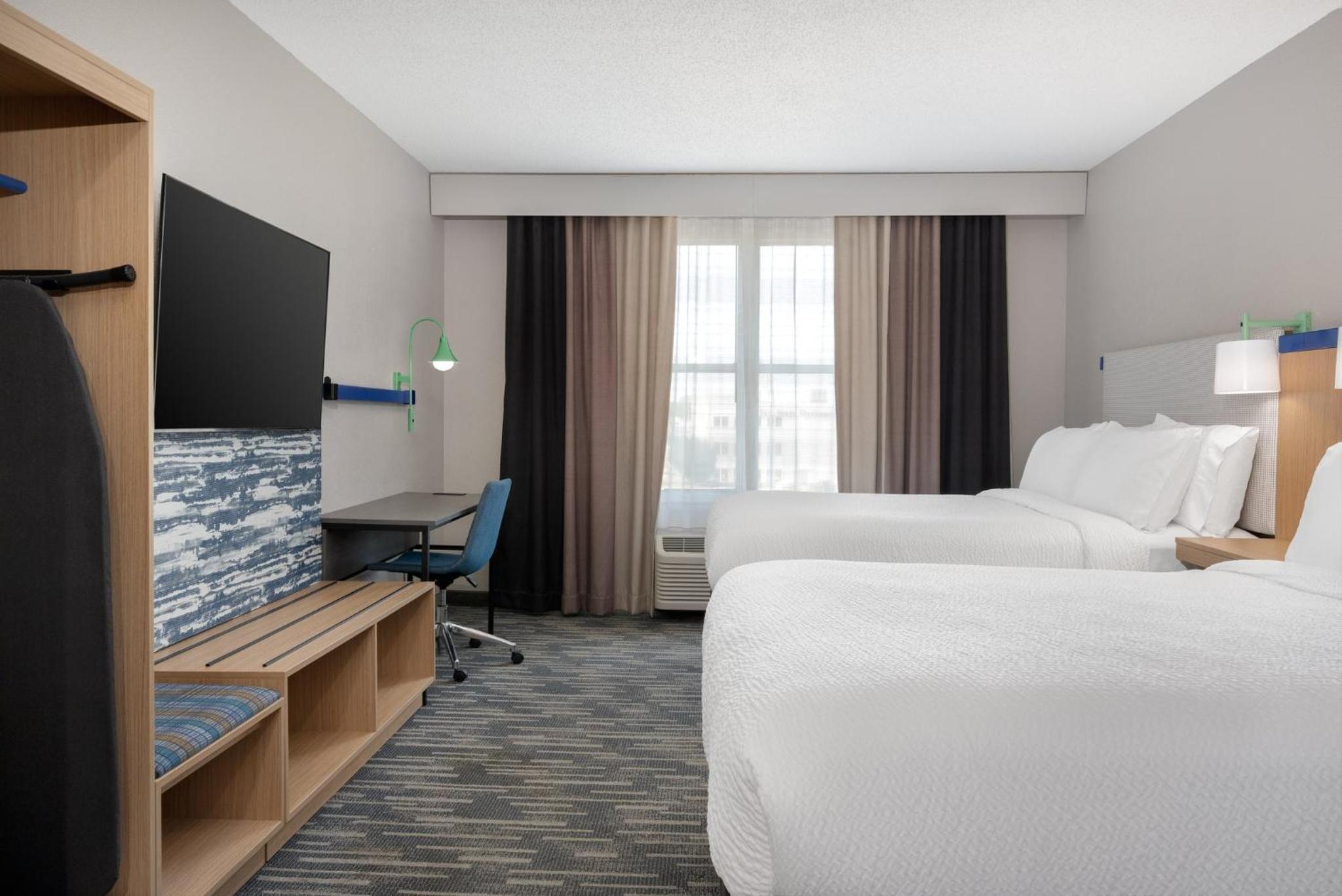 Standard Room with Two Queen Beds - Photo 6
