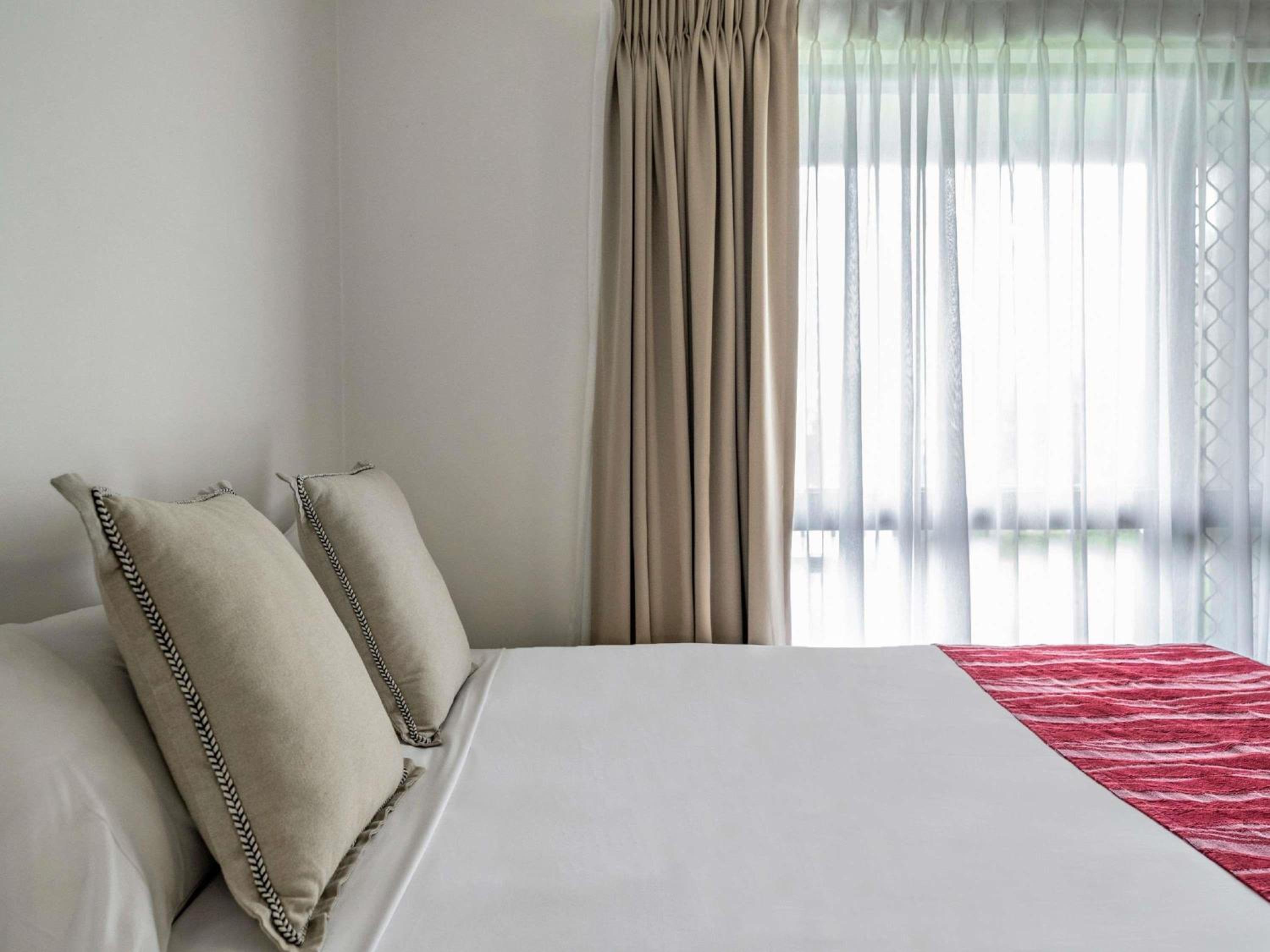 Deluxe Room with Two Queen Beds - Photo 5