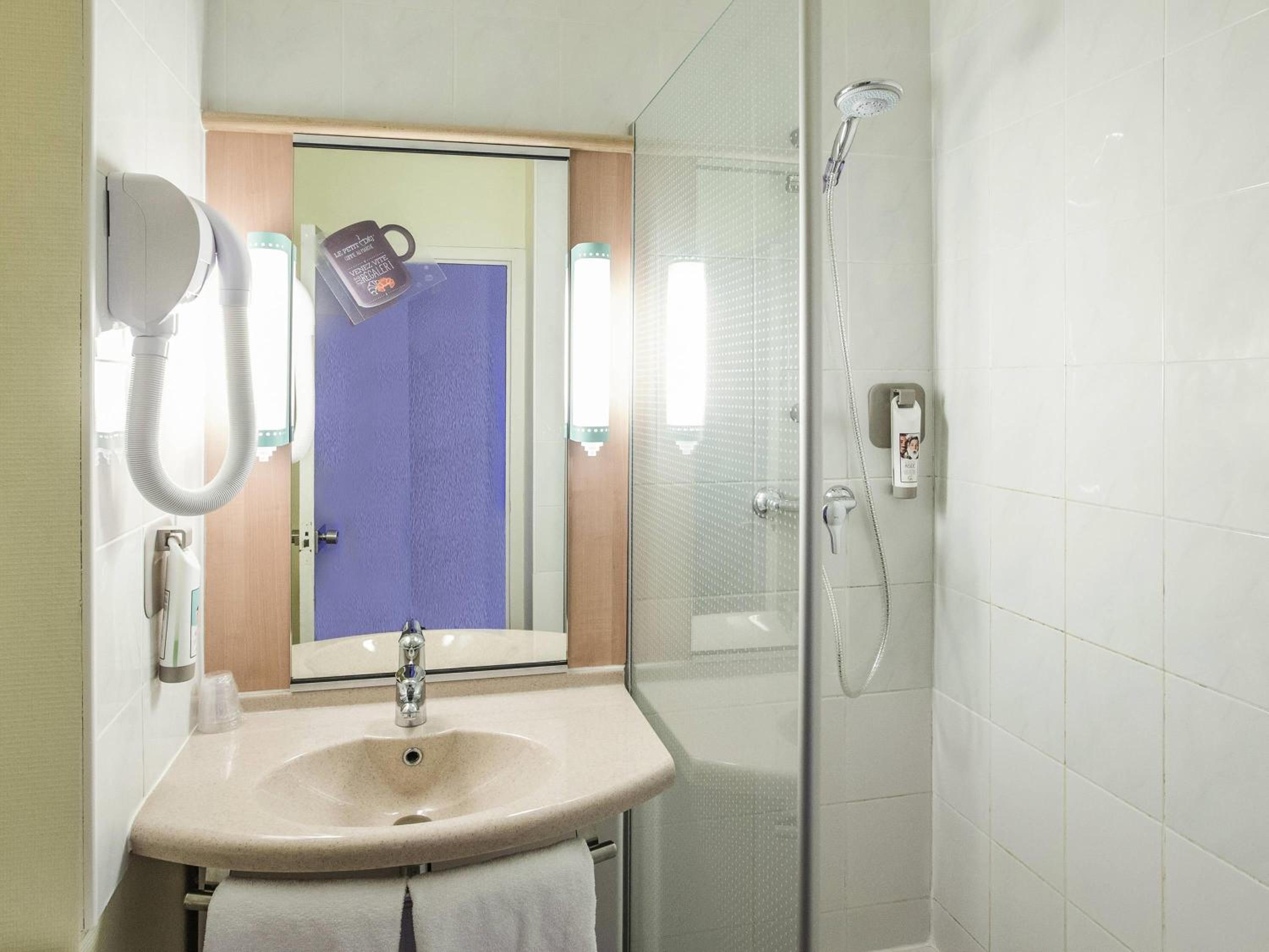 Standard Room with Double Bed and Twin Beds - Photo 3