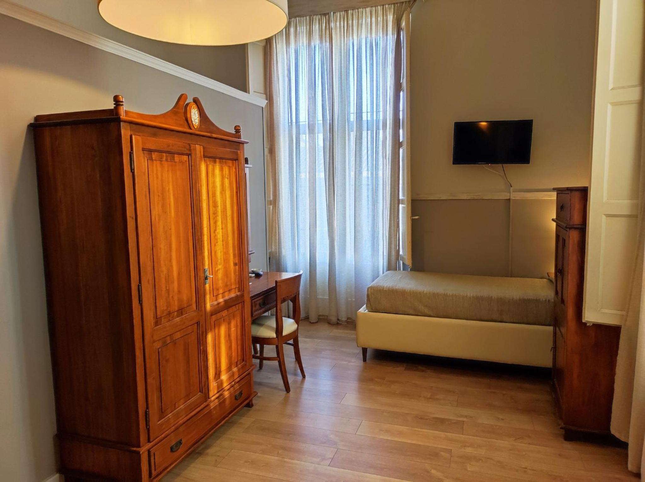 Superior Triple Room with City View - Photo 2