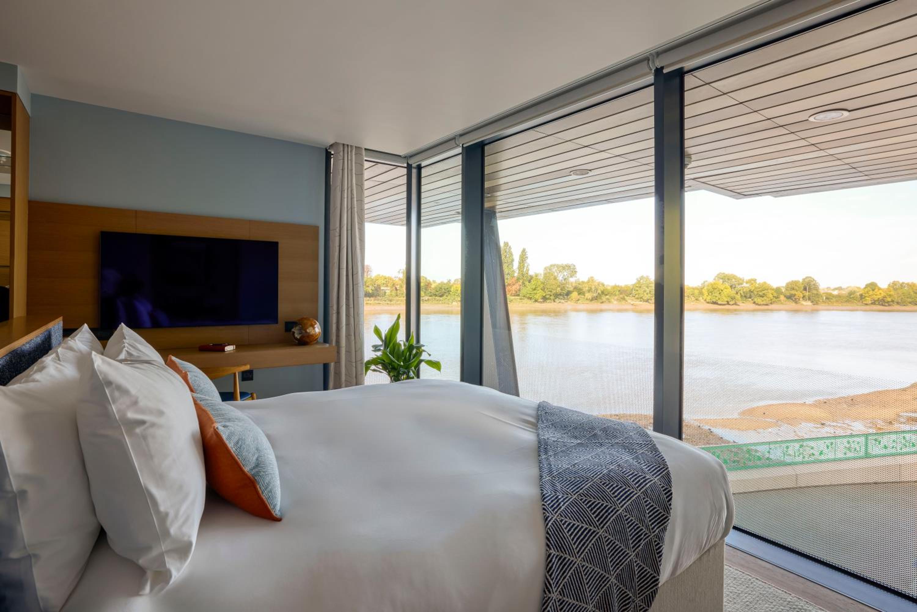 Superior King Room with River View