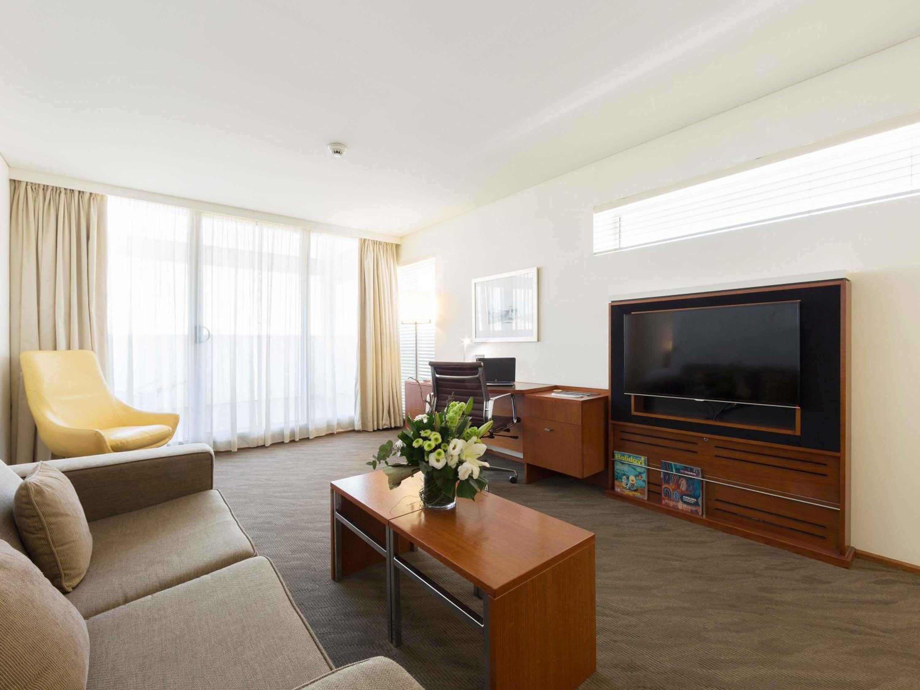 King Suite with Balcony - Photo 3