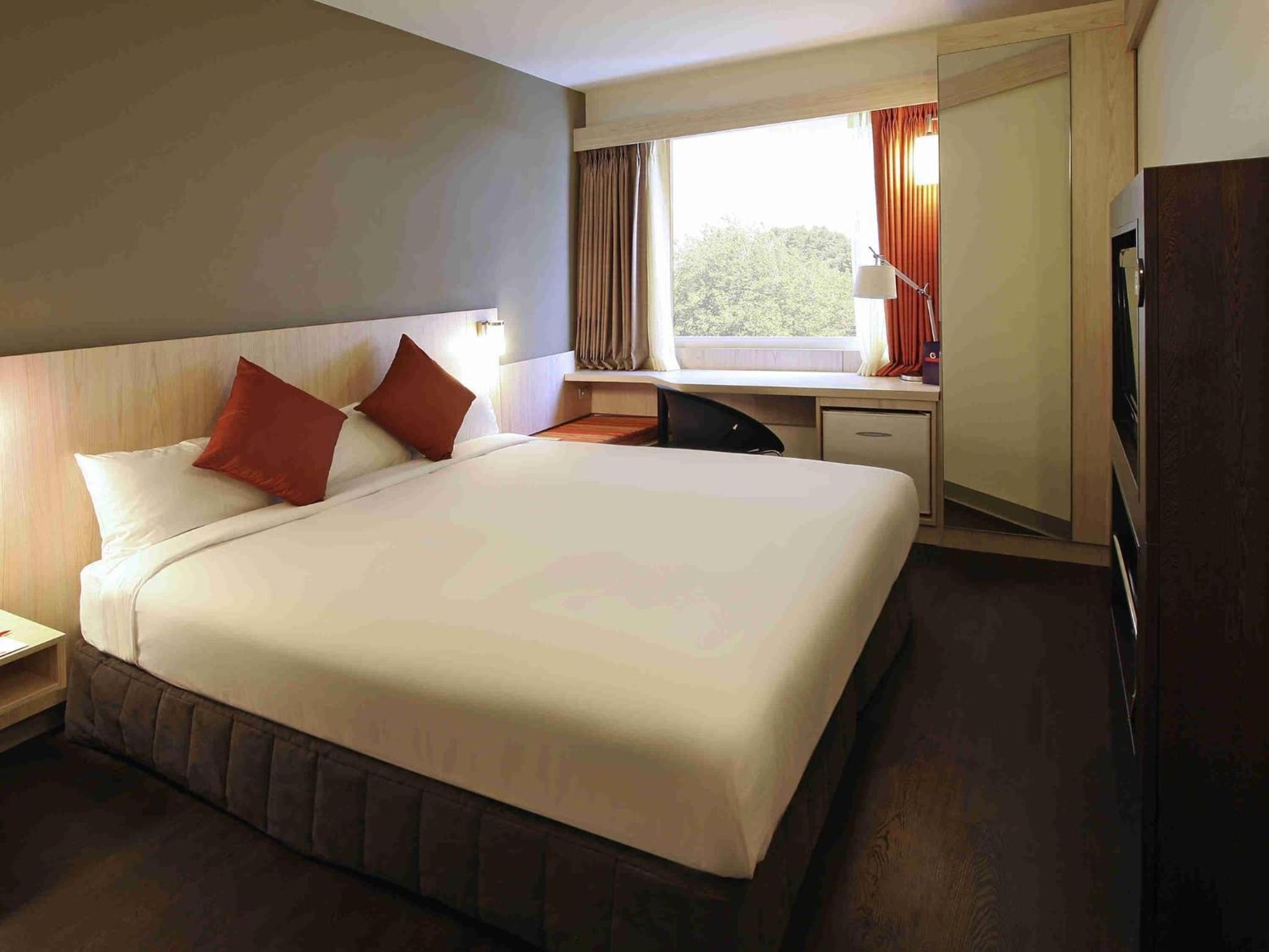 Standard Queen Room - Mobility Accessible photo 1