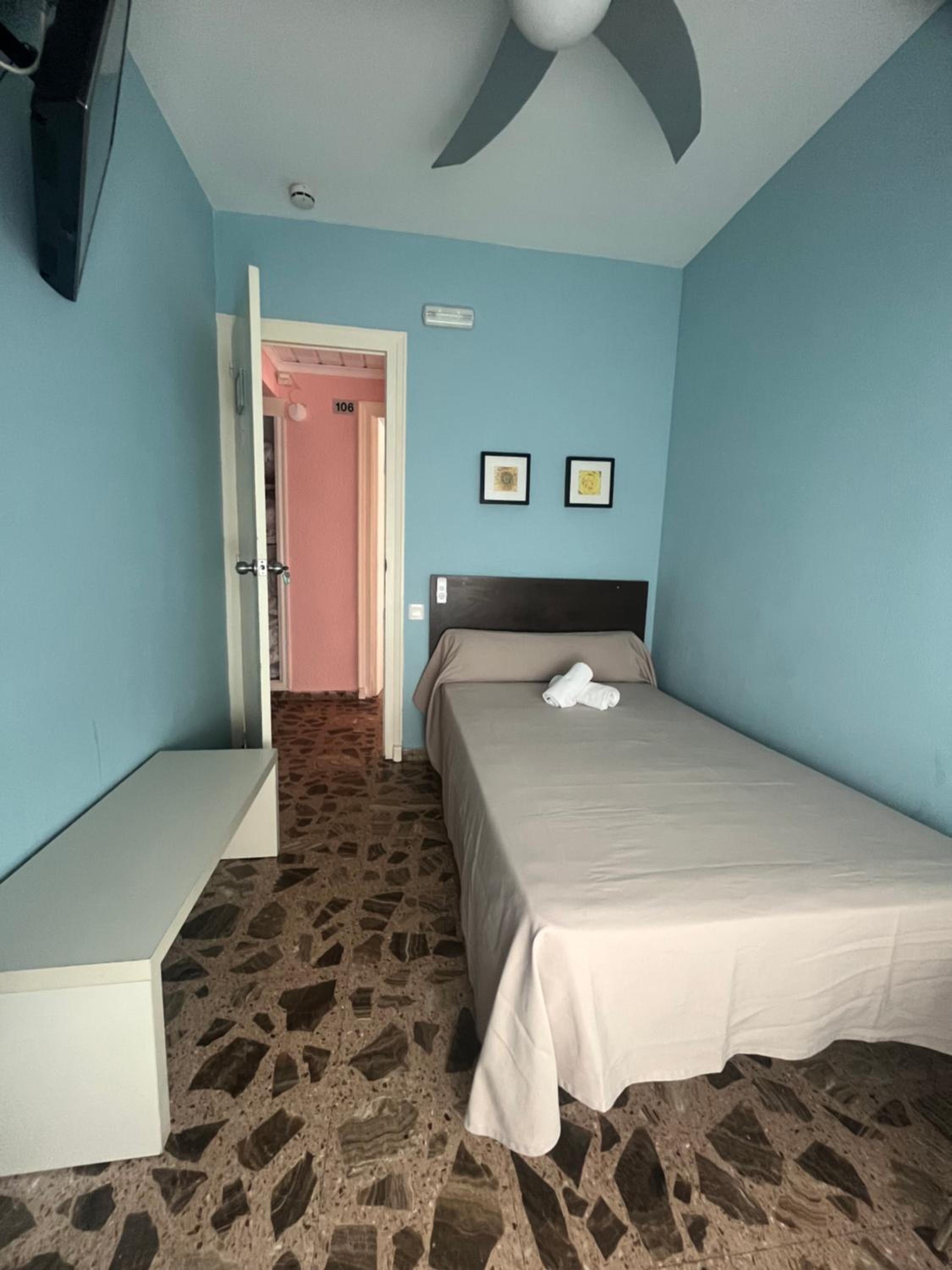 Single Room with Shared Bathroom photo 3