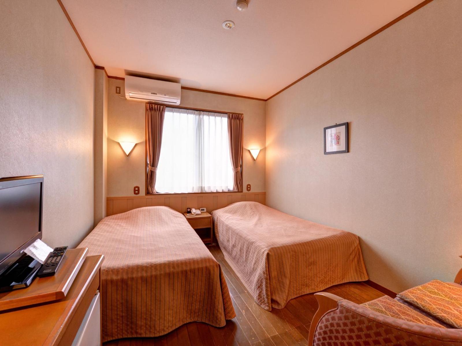 Twin Room - Non-Smoking - Photo 1