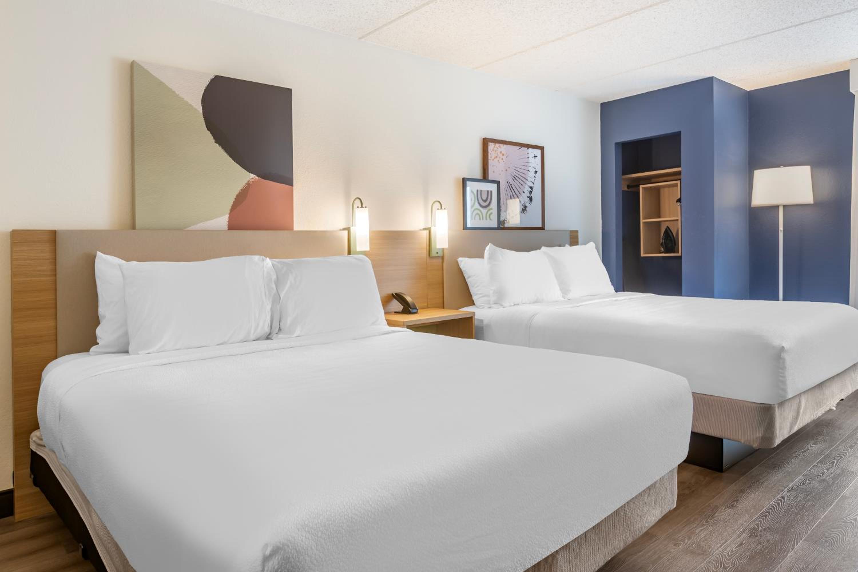 Queen Room with Two Queen Beds - Photo 8