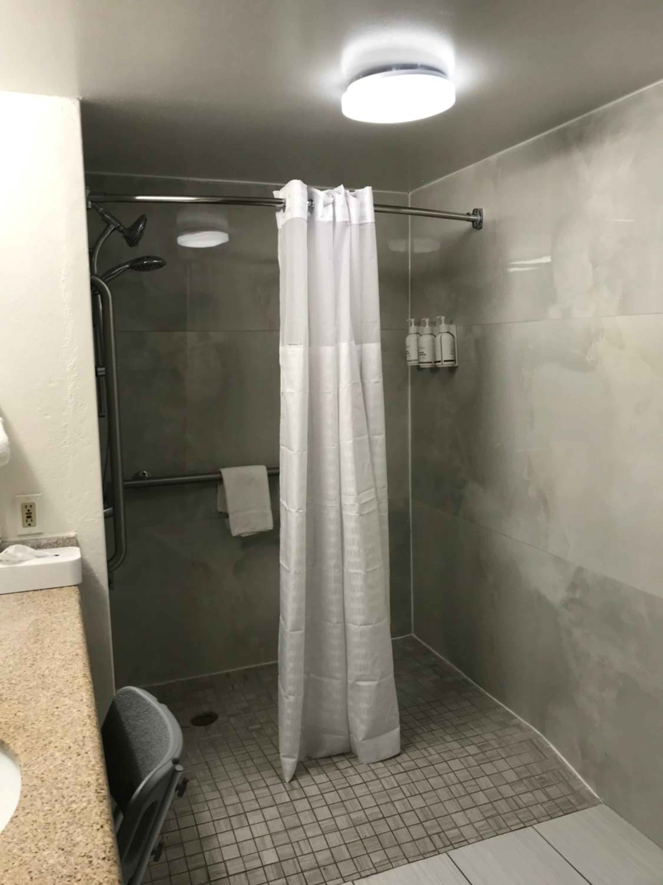 Double Room with Two Double Beds and Roll-in Shower - Mobility Access/Non-Smoking - Photo 2