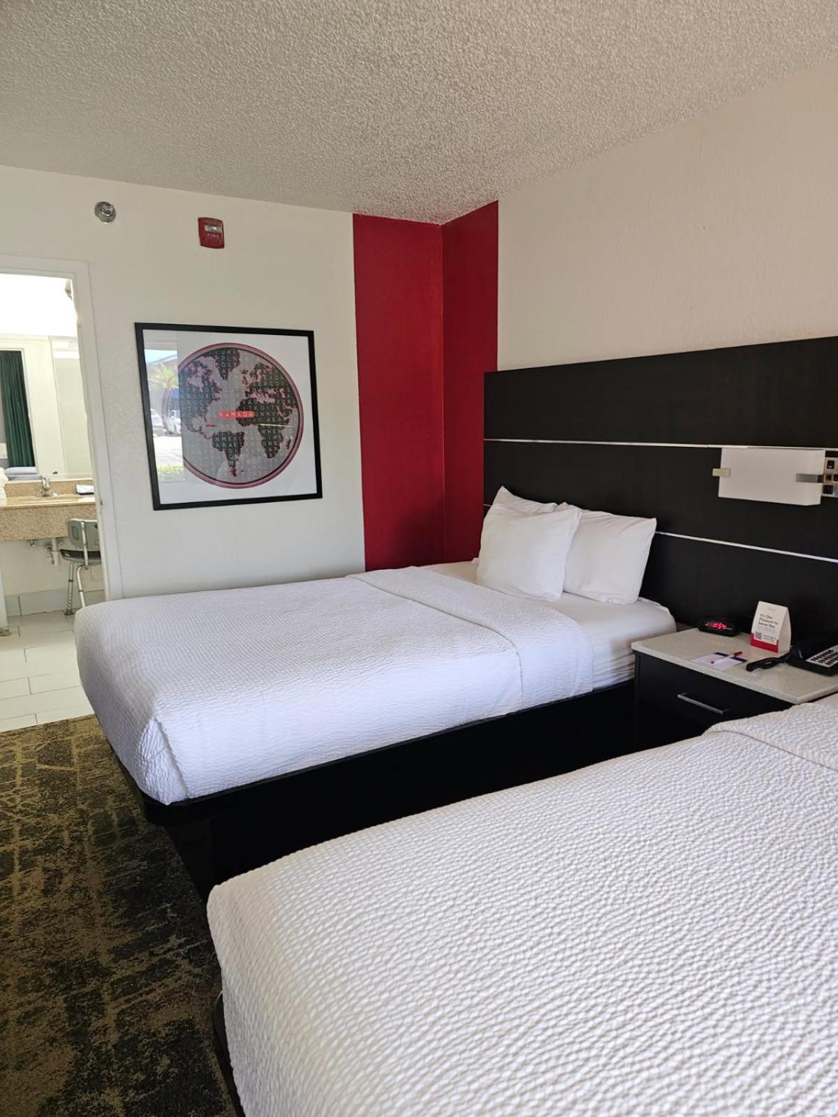 Double Room with Two Double Beds and Roll-in Shower - Mobility Access/Non-Smoking - Photo 4