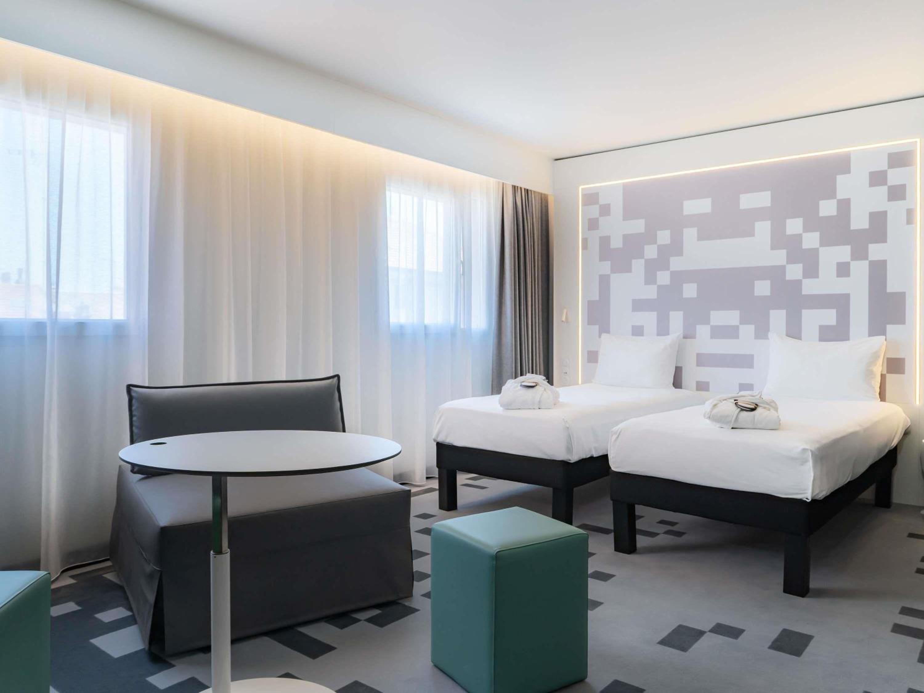 Standard Twin Room with Sofa - Photo 9