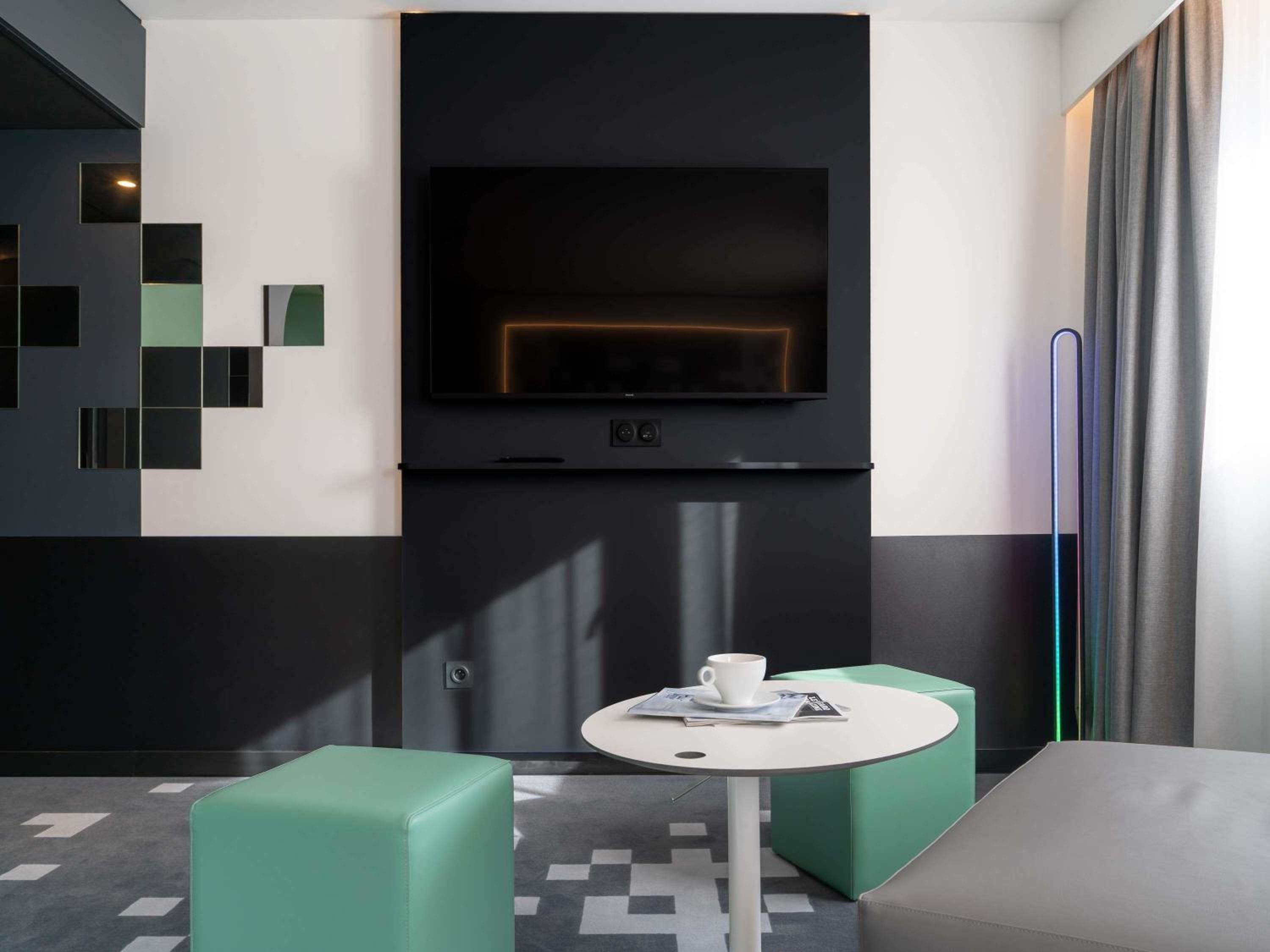 Standard Twin Room with Sofa - Photo 10