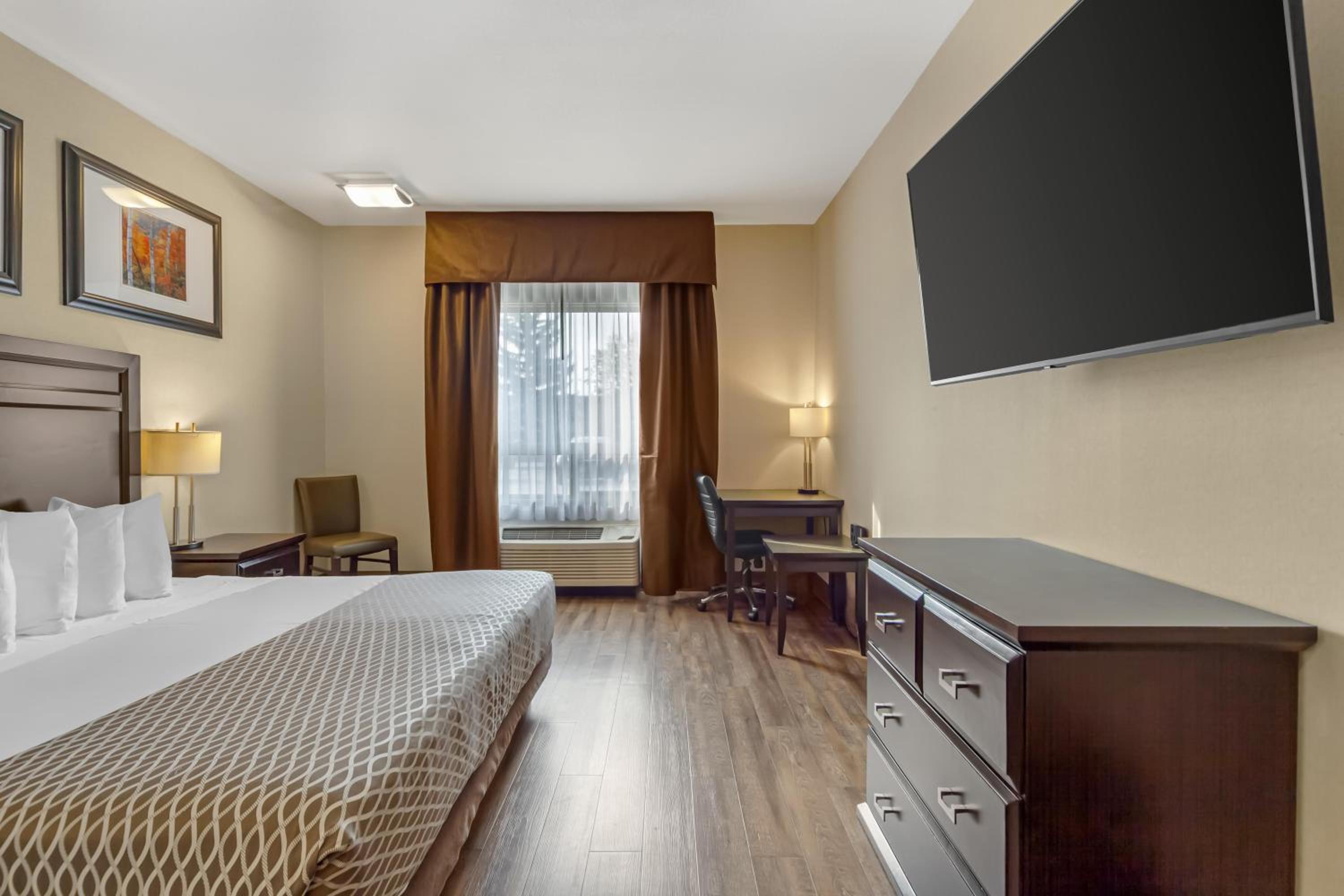 King Room with Roll-In Shower - Mobility Accessible/First Floor photo 3