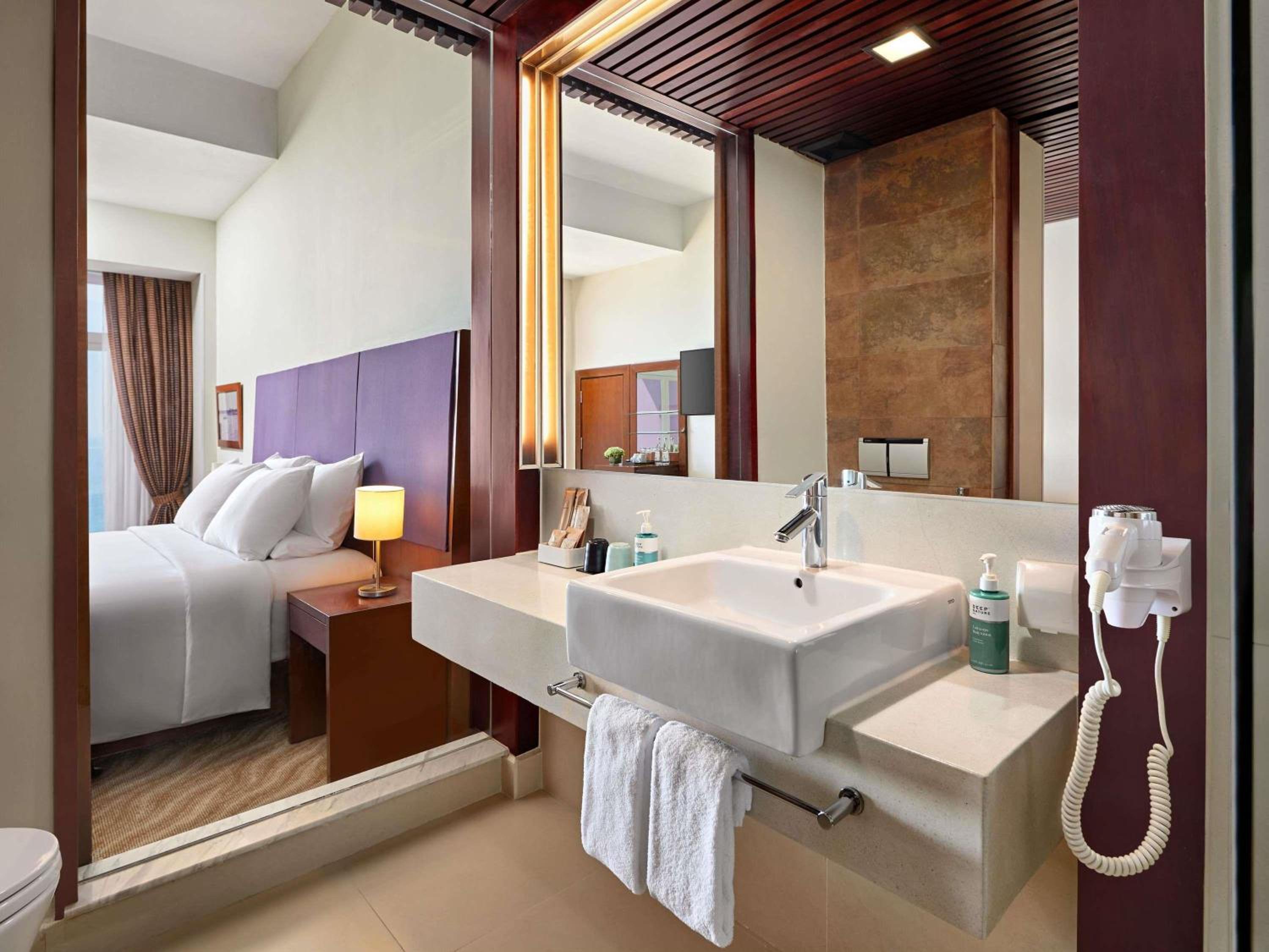 Junior King Suite with Ocean View - Photo 5