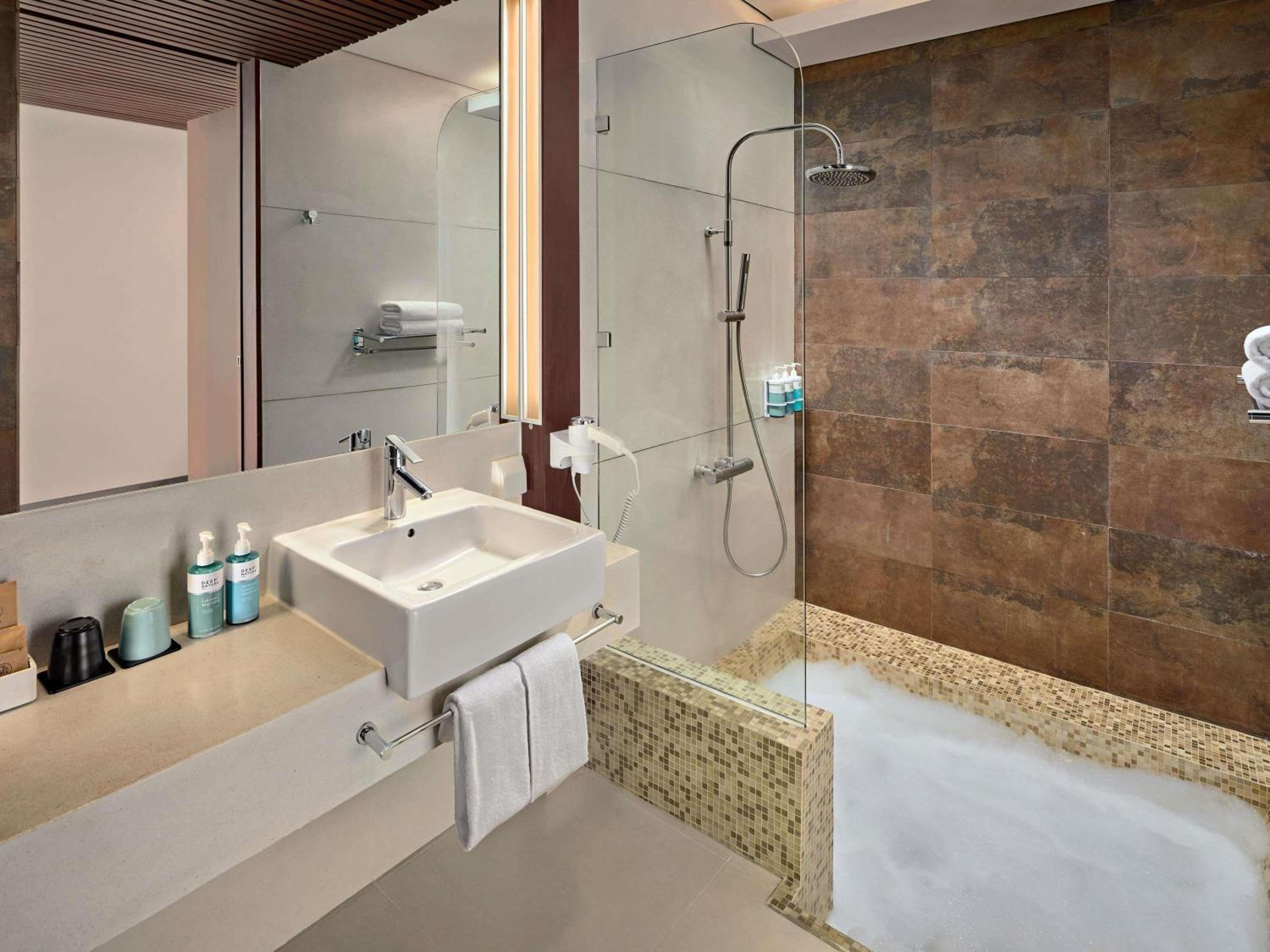 Junior King Suite with Ocean View - Photo 6