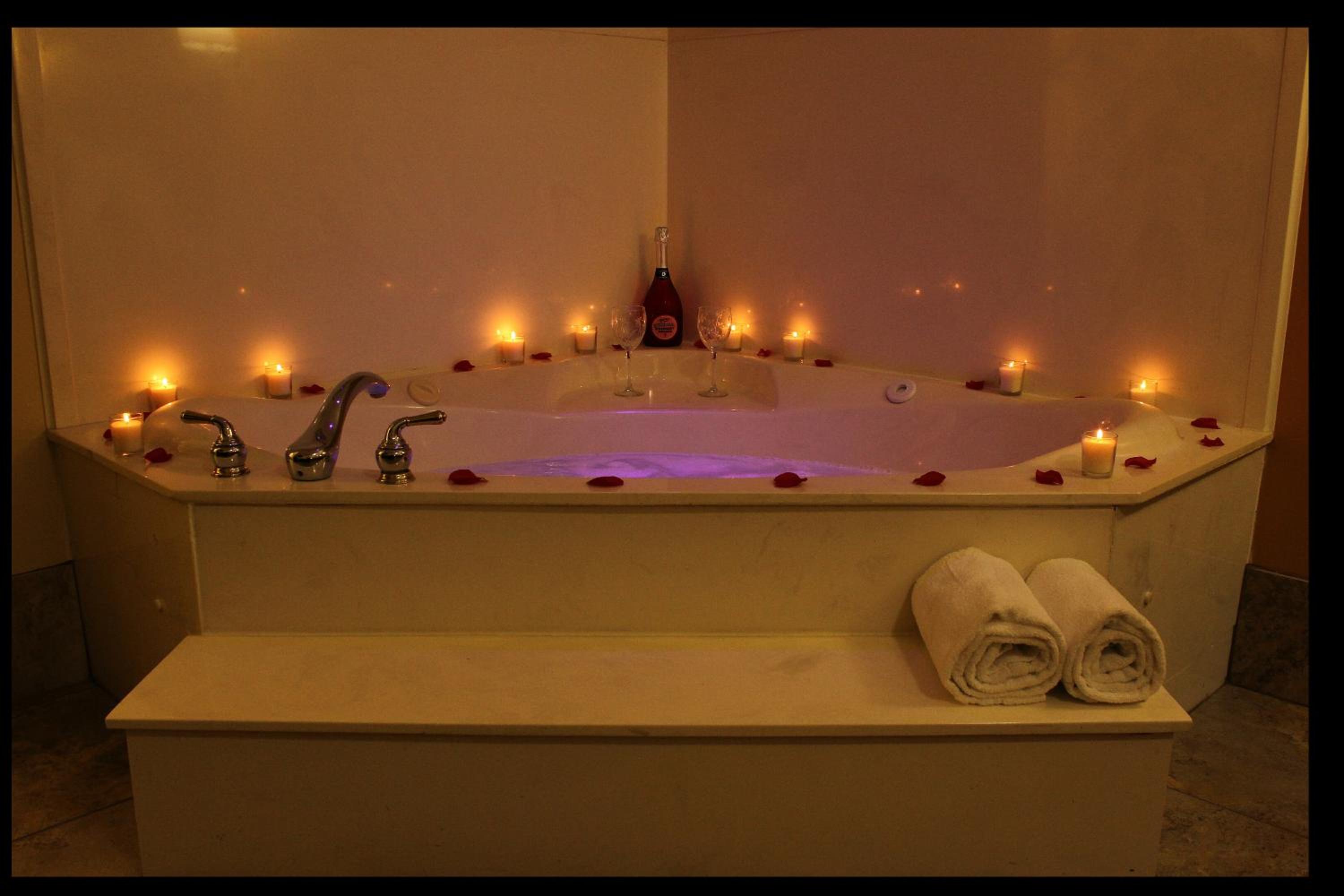 Honeymoon Suite - Photo 4