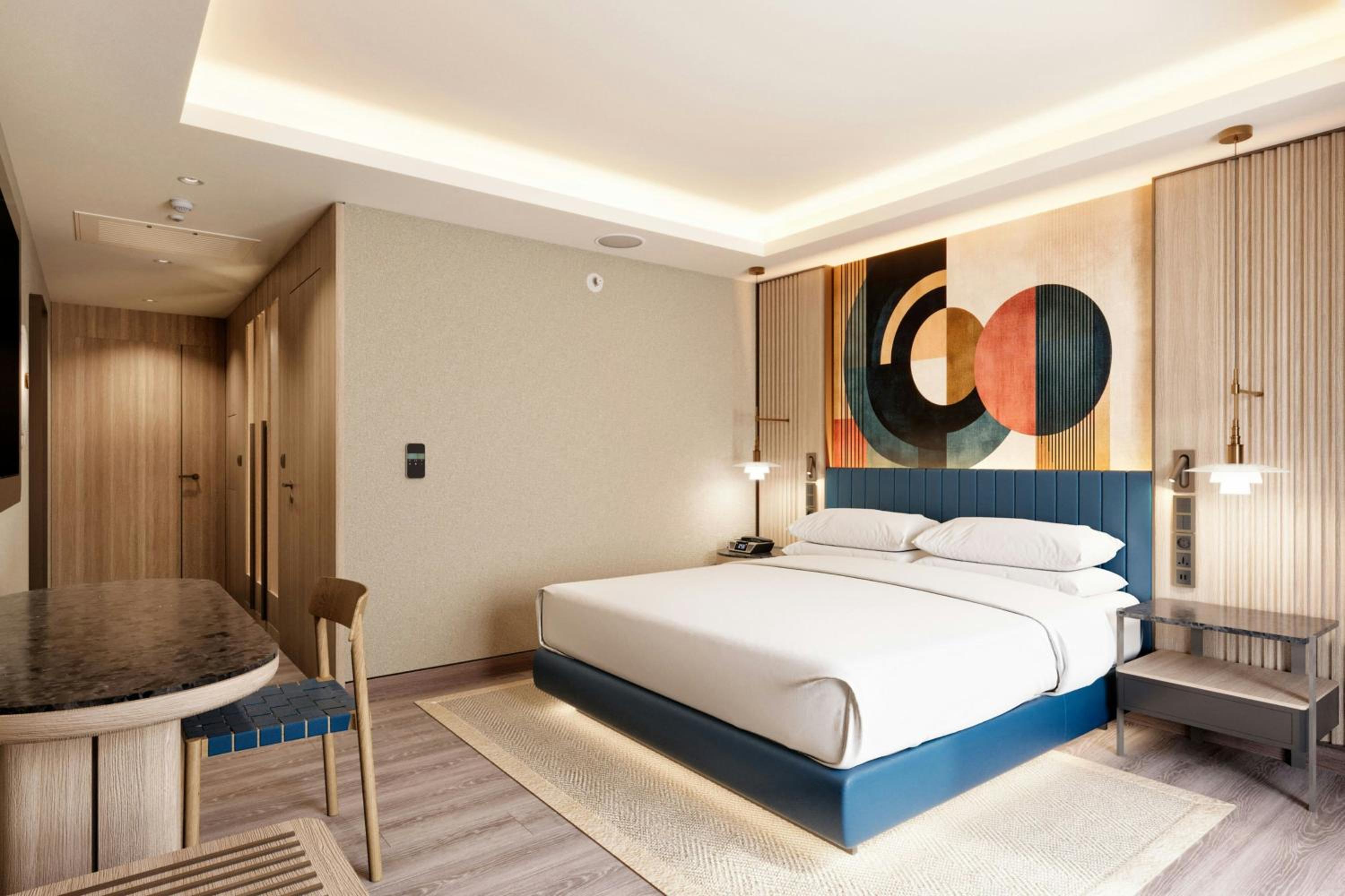 Deluxe Guest Room, 1 King Bed, City View photo 3