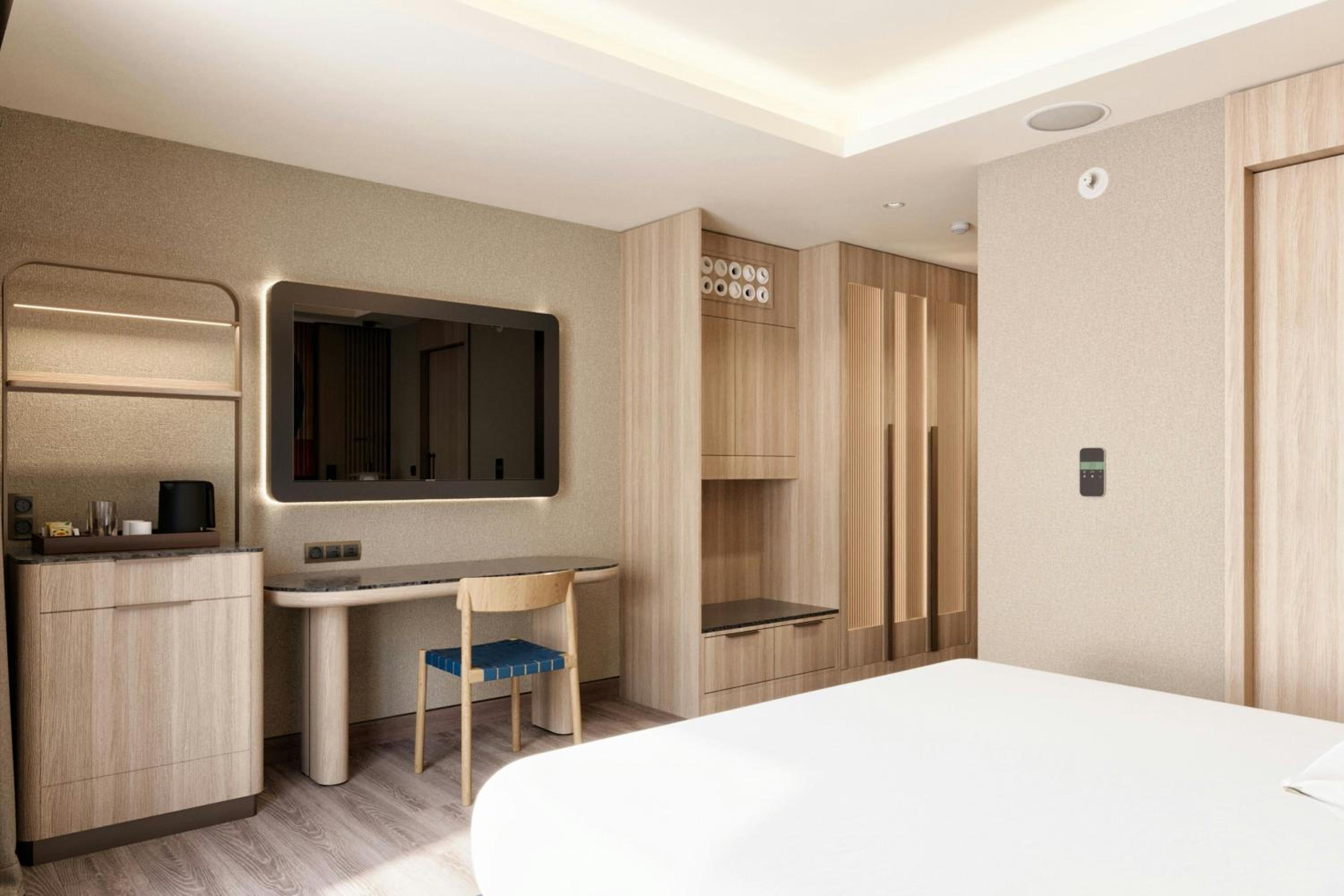 Superior, Guest Room, 1 King Bed with Courtyard View photo 2