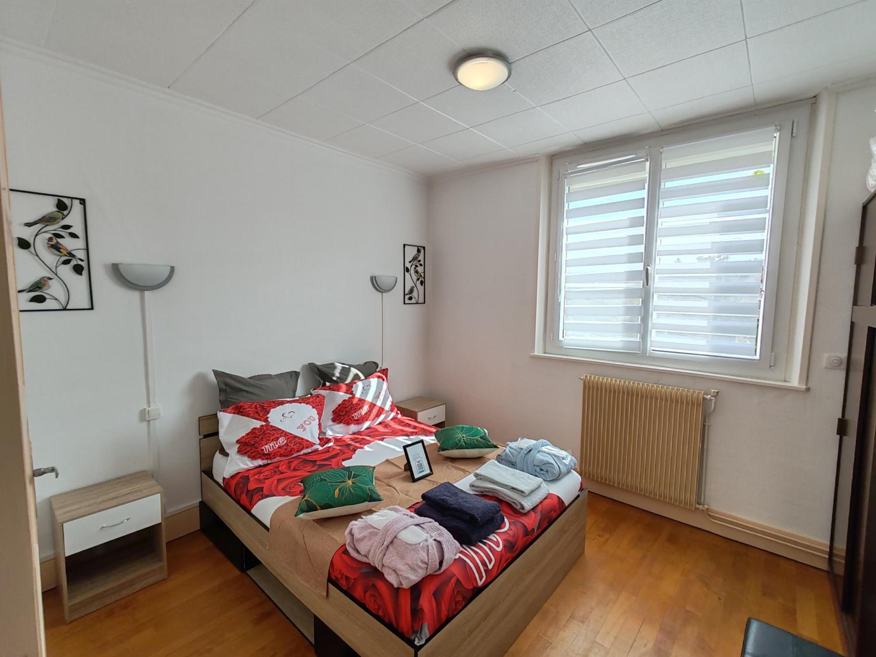 Six-Bedroom House photo 1